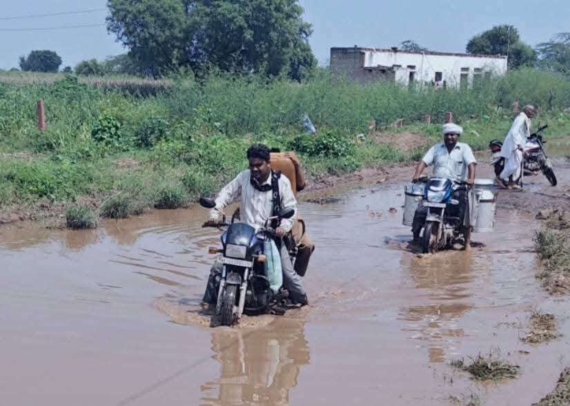 #भरतपुर। जिले के रूपवास से जटमासी जाने वाला सड़क मार्ग इन दिनों ग्रामीणों के लिए मुसीबत का सबब बना हुआ है। PWD विभाग द्वारा 11 करोड़ 44 हजार रुपये की लागत से 17 किलोमीटर लंबी इस सड़क का टेंडर कमल बिल्डर्स को दिया गया था, जिसे 16 अगस्त 2025 से 15 जून 2026 के बीच पूरा किया जाना था। हालांकि तय समयसीमा बीत जाने के बाद भी ठेकेदार ने निर्माण कार्य शुरू तक नहीं किया है। इस लापरवाही के चलते सड़क पर 2 से 3 फुट गहरे गड्ढे हो गए हैं, जिससे रोजाना ग्रामीणों के वाहन गड्डों में फंस रहे हैं और दोपहिया वाहन चालक गिरकर चोटिल हो रहे हैं। हालत यह है कि गड्डों में फंसे वाहनों को निकालने के लिए बुलडोजर की मदद लेनी पड़ रही है। जटमासी निवासी पारस चौधरी सहित अन्य ग्रामीणों का कहना है कि वे कई बार PWD अधिकारियों से गुहार लगा चुके हैं, लेकिन विभाग न तो काम शुरू करवा रहा है और न ही ठेकेदार को ब्लैकलिस्ट कर किसी अन्य को जिम्मेदारी दे रहा है। ग्रामीणों ने चेतावनी दी है कि यदि जल्द ही सड़क निर्माण कार्य शुरू नहीं किया गया तो वे उग्र आंदोलन करने के लिए मजबूर होंगे।
