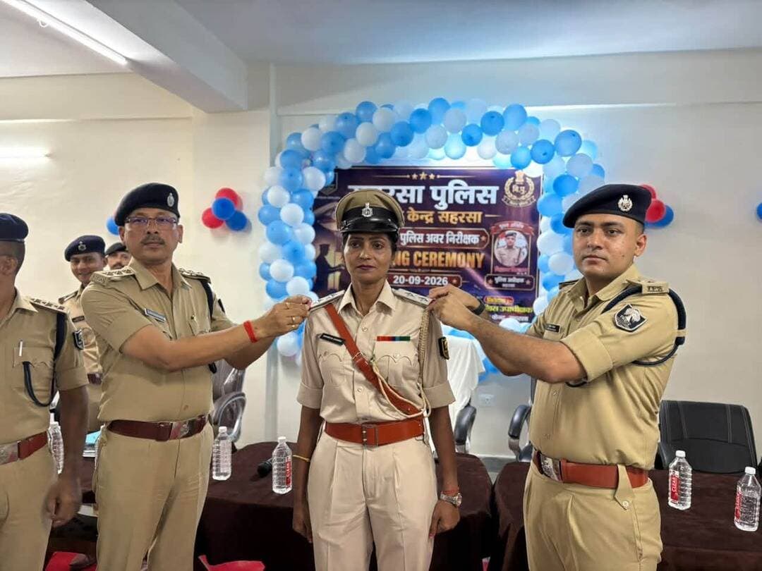 📍सहरसा पुलिस में 65 ASI बने SI, कंधों पर सजा नए पद का स्टार
पुलिस अधीक्षक ने दी बधाई, नई जिम्मेदारियों को बेहतर ढंग से निभाने का किया आह्वान
सहरसा। पुलिस केंद्र, सहरसा में आज सहायक अवर निरीक्षक (ASI) से अवर निरीक्षक (SI) पद पर नवप्रोन्नत 65 पुलिस पदाधिकारियों के सम्मान में पीपिंग सेरेमनी का आयोजन किया गया। समारोह के दौरान पुलिस अधीक्षक, सहरसा ने पदोन्नति प्राप्त सभी पदाधिकारियों को बधाई एवं शुभकामनाएं दीं।पीपिंग सेरेमनी के दौरान पुलिस अधीक्षक ने नवप्रोन्नत पदाधिकारियों के कंधों पर नए पद के प्रतीक स्वरूप स्टार लगाकर उन्हें अवर निरीक्षक पद की नई जिम्मेदारी के लिए शुभकामनाएं दीं। इस दौरान पुलिस पदाधिकारियों में उत्साह और खुशी का माहौल देखने को मिला।
पुलिस अधीक्षक ने सभी नवप्रोन्नत SI को उनके उज्ज्वल भविष्य की कामना करते हुए कहा कि पदोन्नति के साथ उनकी जिम्मेदारियां भी बढ़ी हैं। उन्होंने सभी पदाधिकारियों को कर्तव्यनिष्ठा, अनुशासन और बेहतर पुलिसिंग के साथ अपनी नई जिम्मेदारियों का निर्वहन करने के लिए प्रेरित किया। समारोह में पुलिस विभाग के पदाधिकारी एवं कर्मी मौजूद रहे। 65 पुलिस पदाधिकारियों की पदोन्नति को सहरसा पुलिस के लिए महत्वपूर्ण उपलब्धि के रूप में देखा जा रहा है।
#Saharsa #SaharsaPolice #BiharPolice #PolicePromotion #ASItoSI #PeepingCeremony #SaharsaNews #BiharNews #PoliceNews #KosiSamachar