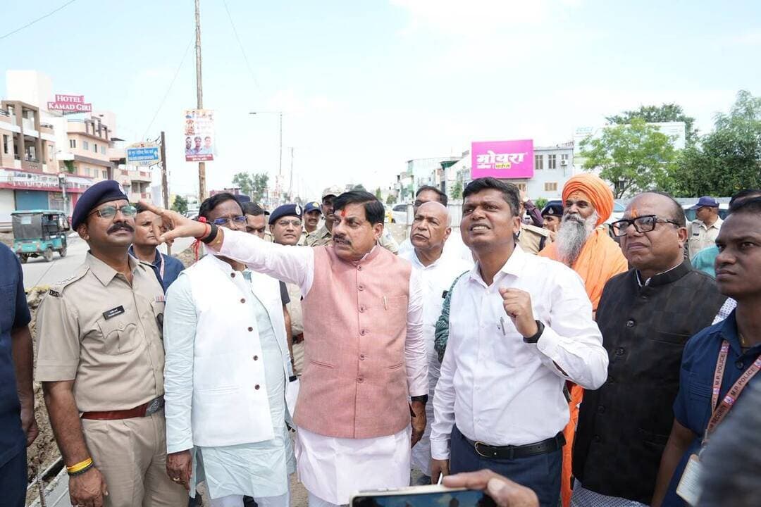 #आईटी_पार्क_रोजगार_सृजन_की_दृष्टि_से_महत्वपूर्ण_परियोजना
🔸उज्जैन और इंदौर को मेट्रो पोलिटन सिटी के रूप में विकसित किया जा रहा है
--------------------
🔸उज्जैन में आईटी क्षेत्र के विकास के साथ युवाओं को शिक्षा, कौशल और रोजगार के नए अवसर मिलेंगे—मुख्यमंत्री डॉ.यादव
------------------------
उज्जैन, 20 सितंबर।
मुख्यमंत्री डॉ. मोहन यादव ने कहा कि मध्यप्रदेश में युवाओं को रोजगार के बेहतर अवसर उपलब्ध कराने के लिए राज्य सरकार निरंतर महत्वपूर्ण कदम उठा रही है। आईटी पार्क एवं इंजीनियरिंग कैंपस के माध्यम से युवाओं को शिक्षा के साथ-साथ रोजगार, कौशल विकास और नई तकनीकों से जुडऩे के अवसर प्राप्त होंगे। उन्होंने कहा कि उज्जैन में आईटी क्षेत्र के विस्तार की दिशा में आईटी पार्क एक महत्वपूर्ण परियोजना है, जो आने वाले समय में युवाओं के लिए रोजगार के नए अवसर सृजित करने में सहायक होगी। आईटी पार्क के निरीक्षण के दौरान मुख्यमंत्री डॉ. यादव ने कहा कि इंदौर और उज्जैन को मेट्रोपॉलिटन सिटी के रूप में विकसित करने की दिशा में विभिन्न महत्वपूर्ण विकास कार्य किए जा रहे है। इन विकास कार्यों का उद्देश्य युवाओं के लिए रोजगार के अवसर बढ़ाने के साथ गुणवत्तापूर्ण शिक्षा, तकनीकी नवाचार और उद्योगों के विस्तार को गति देना है। उन्होंने कहा कि नई तकनीक और नवाचार के माध्यम से प्रदेश के प्रदर्शन को और बेहतर बनाया जा सकता है। आईटी क्षेत्र के विस्तार से प्रदेश में नए उद्योगों को बढ़ावा मिलेगा तथा युवाओं को अपने ही क्षेत्र में रोजगार और कौशल विकास के बेहतर अवसर उपलब्ध होंगे। इससे प्रदेश के समग्र विकास को गति मिलेगी। मुख्यमंत्री डॉ. यादव ने कहा कि प्रधानमंत्री श्री नरेंद्र मोदी जी के नेतृत्व में राज्य सरकार प्रदेश के प्रत्येक क्षेत्र में प्रगति के लिए प्रतिबद्धता के साथ कार्य कर रही है। सभी विकास कार्यों को निर्धारित समय-सीमा में पूर्ण करने के लिए निरंतर निगरानी की जा रही है। उज्जैन में आगामी सिंहस्थ महापर्व को ध्यान में रखते हुए आवश्यक विकास कार्यों को भी तेजी से आगे बढ़ाया जा रहा है। शहर के विकास, आधुनिक अधोसंरचना, तकनीकी सुविधाओं और युवाओं के लिए रोजगार के अवसरों में वृद्धि के लिए राज्य सरकार समन्वित रूप से कार्य कर रही है।
उल्लेखनीय है कि आईटी पार्क परियोजना का निर्माण दो चरणों में किया जा रहा है। परियोजना के लिए लगभग 2.16 हेक्टेयर भूमि निर्धारित की गई है। इसमें कुल प्रस्तावित 15,480 वर्गमीटर बिल्ट-अप एरिया का निर्माण किया जाना है। इसमें से 11,436 वर्गमीटर क्षेत्र आईटी कंपनियों के लिए आरक्षित किया गया है। मुख्यमंत्री डॉ. यादव ने अधिकारियों को निर्देशित किया कि निर्माण कार्य में गुणवत्ता के निर्धारित मापदंडों का पालन सुनिश्चित करते हुए सभी कार्य समय-सीमा में पूर्ण किए जाएं।
मुख्यमंत्री डॉ. मोहन यादव ने निरीक्षण के दौरान इंदौर रोड पर उज्जैन विकास प्राधिकरण के माध्यम से निर्माणाधीन पीएम एकता मॉल एवं महाकाल भक्त निवास के निर्माण कार्य की प्रगति की जानकारी भी अधिकारियों से ली। उन्होंने दोनों परियोजनाओं के कार्यों को शीघ्र पूर्ण करने के निर्देश दिए, ताकि इनका लाभ आमजन और उज्जैन आने वाले श्रद्धालुओं को मिल सके। इसके पश्चात मुख्यमंत्री डॉ. यादव ने इंदौर रोड स्थित महामृत्युंजय द्वार का भी निरीक्षण किया। मुख्यमंत्री डॉ. यादव ने महामृत्युंजय द्वार निर्माण की विशेषताओं एवं इससे संबंधित जानकारी से अधिकारियों को अवगत कराया।
मुख्यमंत्री डॉ. मोहन यादव ने रविवार को उज्जैन में निर्माणाधीन आईटी पार्क का निरीक्षण कर निर्माण कार्य की प्रगति का जायजा लिया। उन्होंने अधिकारियों से परियोजना की विस्तृत जानकारी प्राप्त करते हुए निर्देश दिए कि निर्माण कार्य गुणवत्ता के साथ निर्धारित समय-सीमा में पूर्ण किया जाए, ताकि इसका लाभ विद्यार्थियों और युवाओं को शीघ्र मिल सके। निरीक्षण के दौरान मध्यप्रदेश औद्योगिक विकास निगम के अधिकारी एवं कलेक्टर श्री रौशन कुमार सिंह ने मुख्यमंत्री डॉ. यादव को आईटी पार्क के निर्माण एवं अब तक की प्रगति की जानकारी दी।
Jansampark Madhya Pradesh
JDjansampark Ujjain
Collector Office Ujjain
Dr Mohan Yadav