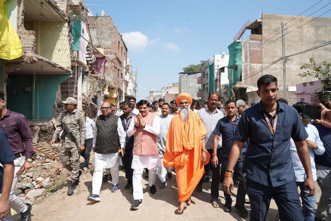 🔸सिंहस्थ की तैयारियों के बीच मुख्यमंत्री डॉ. यादव ने पैदल भ्रमण कर विकास कार्यों का लिया जायजा
----------------------------------
🔸स्थानीय रहवासियों से किया संवाद, बच्चों से हाथ मिलाकर बढ़ाया उत्साह, चौड़ीकरण के लिए स्वेच्छा से सहयोग करने वाले नागरिकों का मुख्यमंत्री ने जताया आभार
----------------------------
उज्जैन, 20 सितंबर। मुख्यमंत्री डॉ. मोहन यादव ने रविवार को सिंहस्थ महापर्व के लिए उज्जैन शहर में चल रहे विभिन्न विकास एवं निर्माण कार्यों का पैदल भ्रमण कर निरीक्षण किया। मुख्यमंत्री डॉ. यादव ने नीलगंगा से केटीएम गैल इंडिया चौराहा तक मार्ग चौड़ीकरण कार्य तथा शांतिनगर से इंदौर रोड तक किए जा रहे नवीन मार्ग निर्माण कार्य की प्रगति का जायजा लिया। उन्होंने मौके पर उपस्थित अधिकारियों से निर्माण कार्यों की प्रगति एवं समय-सीमा की जानकारी प्राप्त की और सिंहस्थ की दृष्टि से महत्वपूर्ण कार्यों को प्राथमिकता के साथ निर्धारित समय-सीमा में पूर्ण करने के निर्देश दिए।
भ्रमण के दौरान मुख्यमंत्री डॉ. यादव ने मार्ग में स्थानीय रहवासियों से संवाद किया। स्थानीय नागरिकों ने पुष्प वर्षा कर मुख्यमंत्री का स्वागत किया। मुख्यमंत्री ने बच्चों से हाथ मिलाकर उनका उत्साहवर्धन किया और स्थानीय नागरिकों द्वारा शहर के विकास के लिए किए जा रहे सहयोग की सराहना की। मुख्यमंत्री डॉ. यादव ने कहा कि बाबा महाकाल मंदिर जाने का मुख्य मार्ग सिंधी कॉलोनी चौराहे से नानाखेड़ा बस स्टैंड तक है। नानाखेड़ा बस स्टैंड से आवागमन के लिए वैकल्पिक मार्ग भी उपलब्ध रहेगा। यह शहर के मध्य से गुजरने वाला महत्वपूर्ण मार्ग है, जो पुराने शहर को नए शहर से एलिवेटेड ब्रिज के माध्यम से जोड़ेगा। उन्होंने कहा कि अत्यंत महत्वपूर्ण इस मार्ग के चौड़ीकरण के लिए उज्जैन के नागरिकों ने स्वेच्छा से अपने मकानों को पीछे कर सहयोग किया है। यह उज्जैन की गौरवशाली विरासत और यहां के नागरिकों की विकास के प्रति प्रतिबद्धता को दर्शाता है। देवस्थलों को लेकर भी नागरिकों ने सहजता से अपने मंदिरों को पीछे किया है। स्थानीय रहवासियों ने चौड़ीकरण कार्य के लिए अपने मकान, जमीन और दुकानें उपलब्ध कराकर सरकार के विकास कार्यों में महत्वपूर्ण सहयोग दिया है।
मुख्यमंत्री डॉ. यादव ने कहा कि जिन स्थानों पर विकास कार्यों के लिए मकान और दुकानें प्रभावित हो रही हैं, वहां भी स्थानीय रहवासी फूलों से स्वागत कर रहे हैं। यह उज्जैन के नागरिकों के बड़े मन और विकास के प्रति उनकी सकारात्मक भावना को दर्शाता है। मुख्यमंत्री डॉ. यादव ने कहा कि बाबा महाकाल की नगरी हम सभी की नगरी है। सिंहस्थ महापर्व के दौरान करोड़ों श्रद्धालु उज्जैन आएंगे। उनकी सुविधाओं और व्यवस्थाओं की चिंता करना केवल सरकार की ही नहीं, बल्कि समाज के प्रत्येक वर्ग की जिम्मेदारी है। उज्जैन के सभी समाजों के नागरिक शहर के विकास और सिंहस्थ की तैयारियों में सहयोग कर रहे है। उन्होंने कहा कि जिस भाव और समर्पण के साथ नागरिक चौड़ीकरण एवं अन्य विकास कार्यों में सहयोग कर रहे है, उसके सभी नागरिकों को बधाई । सरकार भी पूरी प्रतिबद्धता के साथ ठोस निर्णय लेते हुए उज्जैन में बेहतर और गुणवत्तापूर्ण विकास कार्य सुनिश्चित करेगी। इन विकास कार्यों के माध्यम से उज्जैन के साथ ही प्रदेश और देश की छवि को और बेहतर बनाने का प्रयास किया जा रहा है। निरीक्षण के दौरान राज्यसभा सांसद बालयोगी श्री उमेशनाथ महाराज, विधायक श्री अनिल जैन कालूहेड़ा, सिंहस्थ प्राधिकरण के अध्यक्ष श्री जगदीश अग्रवाल, नगर अध्यक्ष श्री संजय अग्रवाल, संभागायुक्त श्री आशीष सिंह, एडीजी श्री राकेश गुप्ता, डीआईजी श्री नवनीत भसीन, कलेक्टर श्री रौशन कुमार सिंह, एसपी श्री प्रदीप शर्मा, नगर निगम आयुक्त श्री अभिलाष मिश्रा सहित अन्य जनप्रतिनिधि व अधिकारी मौजूद रहे।
धार्मिक पर्यटन के प्रमुख केंद्र के रूप में तेजी से विकसित हो रहा उज्जैन
मुख्यमंत्री डॉ. यादव ने कहा कि महाकाल की नगरी उज्जैन में प्रतिवर्ष श्रद्धालुओं की संख्या में निरंतर वृद्धि हो रही है। जहां पहले लगभग 60 से 70 लाख श्रद्धालु उज्जैन आते थे, वहीं पिछले वर्ष लगभग 8 करोड़ श्रद्धालुओं का आगमन हुआ। इस वर्ष श्रद्धालुओं की संख्या 12 करोड़ से अधिक होने की दिशा में बढ़ रही है। अन्य राज्यों से उज्जैन आने वाले श्रद्धालुओं की बड़ी संख्या है। उन्होंने कहा कि उज्जैन और इंदौर का क्षेत्र तेजी से धार्मिक पर्यटन केंद्र के रूप में उभर रहा है। धार्मिक पर्यटन के विस्तार से क्षेत्र की अर्थव्यवस्था में भी व्यापक परिवर्तन हो रहा है। आर्थिक विकास की दृष्टि से भी नए अवसर और संभावनाएं सामने आ रही है। मुख्यमंत्री डॉ. यादव ने कहा कि बढ़ती श्रद्धालु संख्या और सिंहस्थ महापर्व को ध्यान में रखते हुए सरकार पूरी प्रतिबद्धता के साथ आवश्यक व्यवस्थाएं विकसित कर रही है। सड़क, यातायात, आवागमन और अन्य आधारभूत सुविधाओं के विस्तार के लिए व्यापक स्तर पर विकास कार्य किए जा रहे है, ताकि श्रद्धालुओं और नागरिकों को बेहतर सुविधाएं उपलब्ध हो सके।
CM Madhya Pradesh
Jansampark Madhya Pradesh
JDjansampark Ujjain
Ujjain Commissioner