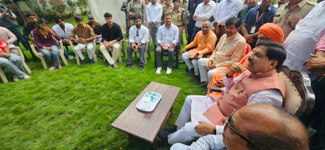 मुख्यमंत्री डॉ मोहन यादव जी ने सोशल मीडिया इन्फ्लुएंसर के साथ संवाद किया। इन्फ्लुएंसर ने सिंहस्थ 2028 अंतर्गत शहर में चल रहे विकास कार्यों की जानकारी ली ।
Jansampark Madhya Pradesh
Collector Office Ujjain
JDjansampark Ujjain
PRO Ujjain