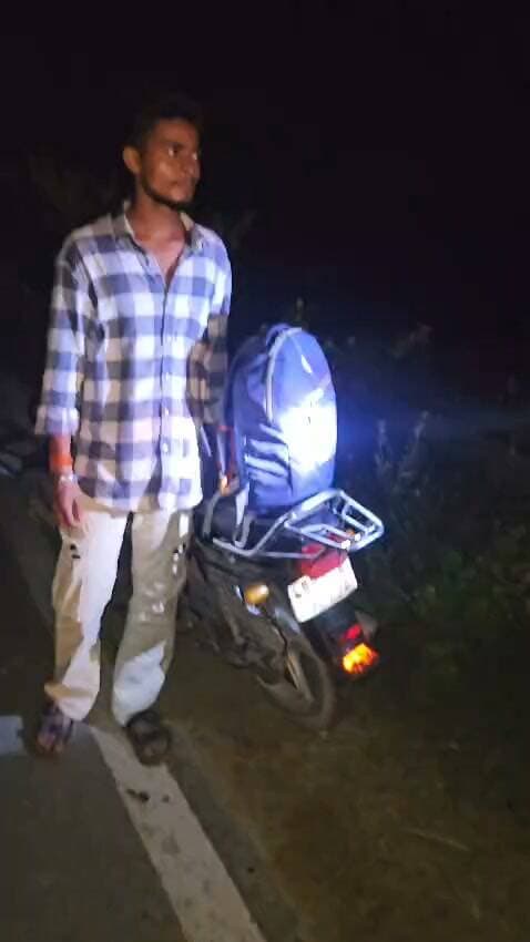 बैरगनिया पुलिस की कार्रवाई में एक तस्कर को 30 बोतल अंग्रेजी शराब व बाइक के साथ गिरफ्तार कर जेल भेज दिया गया है। तस्कर की पहचान सीतामढ़ी जिले के रीगा थाना क्षेत्र अंतर्गत हनुमान नगर, वार्ड नं -14 निवासी उमाकांत झा के पुत्र शेखर कुमार झा(21 वर्ष) के रूप में की गई है।