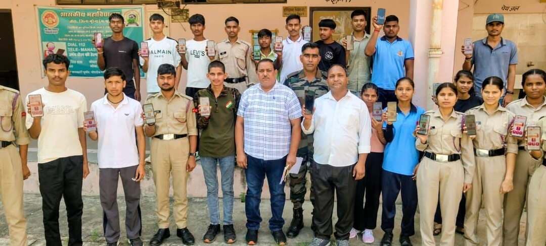 टीबी मुक्त भारत अभियान के तहत एनसीसी कैडेट्स को दिया गया टीबी वॉलेंटियर प्रशिक्षण
टीबी से स्वास्थ्य के साथ परिवार और देश की अर्थव्यवस्था पर भी पड़ता है प्रभाव
टीबी मुक्त भारत अभियान के अंतर्गत शासकीय महाविद्यालय जौरा के सभागार में रविवार को एनसीसी कैडेट्स के लिए टीबी वॉलेंटियर प्रशिक्षण कार्यक्रम आयोजित किया गया। 8 एमपी एनसीसी बटालियन के मार्गदर्शन में आयोजित प्रशिक्षण कार्यक्रम में कैडेट्स को टीबी रोग के लक्षण, बचाव, जांच एवं उपचार सहित रोग की रोकथाम के विभिन्न पहलुओं की जानकारी दी गई।
कार्यक्रम 8 एमपी एनसीसी बटालियन के सीओ श्री सुमित के मार्गदर्शन तथा शासकीय महाविद्यालय जौरा के प्राचार्य श्री एच.एन. हाड़ा एवं सीबीएमओ डॉ. अनुभा माहेश्वरी के सहयोग से आयोजित हुआ। प्रशिक्षण कार्यक्रम की अध्यक्षता हवलदार श्री प्रभु सिंह ने की।
सिविल अस्पताल जौरा के वरिष्ठ क्षय प्रयोगशाला पर्यवेक्षक श्री रणबीर गोयल ने कैडेट्स को टीबी रोग की गंभीरता के संबंध में जानकारी देते हुए बताया कि टीबी का प्रभाव केवल व्यक्ति के स्वास्थ्य तक सीमित नहीं रहता, बल्कि इससे परिवार की आर्थिक स्थिति के साथ-साथ देश की अर्थव्यवस्था भी प्रभावित हो सकती है। उन्होंने टीबी की समय पर पहचान, जांच एवं नियमित उपचार के महत्व पर प्रकाश डालते हुए कहा कि रोग की रोकथाम के लिए जनजागरूकता और समय पर उपचार आवश्यक है। उन्होंने कैडेट्स से टीबी संबंधी जानकारी को अधिक से अधिक लोगों तक पहुंचाने का आह्वान किया।
प्रशिक्षण के दौरान सभी एनसीसी कैडेट्स के मोबाइल फोन में टीबी मुक्त भारत ऐप डाउनलोड कराया गया। कैडेट्स को ऐप के माध्यम से टीबी से संबंधित जानकारी प्राप्त करने तथा टीबी मुक्त भारत अभियान में सक्रिय सहभागिता के संबंध में भी जानकारी दी गई।
महाविद्यालय के सहायक प्राध्यापक श्री रमेश कुमार ने विद्यार्थी जीवन में अनुशासन के महत्व पर प्रकाश डालते हुए कहा कि अनुशासन व्यक्ति के व्यक्तित्व निर्माण के साथ-साथ समाज एवं राष्ट्र के प्रति जिम्मेदारी की भावना विकसित करता है। उन्होंने कहा कि देश की सेवा और सुरक्षा में जुटे जवान अनुशासन के साथ अपने कर्तव्यों का निर्वहन करते हैं। इसी प्रकार प्रत्येक विद्यार्थी को भी अनुशासन को अपने जीवन का हिस्सा बनाते हुए समाज एवं राष्ट्रहित में सकारात्मक योगदान देना चाहिए।
प्रशिक्षण कार्यक्रम में 18 एमपी एनसीसी से हवलदार श्री प्रभु सिंह, हवलदार श्री चिरेंद्र सिंह, सिविल अस्पताल जौरा से वरिष्ठ क्षय प्रयोगशाला पर्यवेक्षक श्री रणबीर गोयल, शासकीय महाविद्यालय जौरा से सहायक प्राध्यापक श्री रमेश कुमार, शासकीय उत्कृष्ट उच्चतर माध्यमिक विद्यालय जौरा से सीटीओ श्री रामकुमार गौड़, एसयूओ श्री दिलीप जादौन, यूओ श्री विमल भदौरिया, श्री अंकुश शाक्य, सुश्री अनु सिकरवार, एसजीटी श्री राघवेंद्र शर्मा, सुश्री योगिता गुप्ता सहित 190 से अधिक एनसीसी कैडेट्स उपस्थित रहे। कार्यक्रम के अंत में हवलदार श्री चिरेंद्र सिंह ने उपस्थित अतिथियों, प्रशिक्षकों एवं कैडेट्स के प्रति आभार व्यक्त किया।
#JansamparkMP #morena2026 #Morena #MadhyaPradesh Jansampark Madhya Pradesh