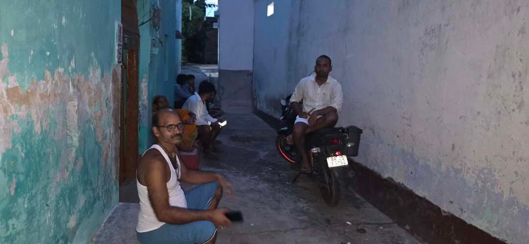 पूर्व सांसद अरुण कुमार के गांव में सोलर लाइट के पुराने विवाद में ताबड़तोड़ गोलीबारी, तीन खोखा बरामद।
काको थाना क्षेत्र के मनियावां गांव में रविवार को सोलर लाइट को लेकर चल रहे पुराने विवाद में गोलीबारी की सूचना से इलाके में हड़कंप मच गया। बताया जा रहा है कि पूर्व सांसद अरुण कुमार के गांव में विवाद के दौरान ताबड़तोड़ कई राउंड गोली चली। घटना के बाद आरोपित मौके से फरार हो गए।
सूचना मिलते ही काको थाने की पुलिस मौके पर पहुंची और घटनास्थल की जांच-पड़ताल की। पुलिस ने घटनास्थल से तीन खोखा बरामद किया है। पुलिस आसपास के लोगों से घटना के संबंध में जानकारी जुटाने के साथ ही गोलीबारी में शामिल लोगों की पहचान करने में लगी है।
स्थानीय लोगों के अनुसार, सोलर लाइट को लेकर पूर्व से विवाद चला आ रहा था। इसी विवाद को लेकर रविवार को दोनों पक्षों के बीच कहासुनी के बाद गोलीबारी की घटना हुई। हालांकि, गोलीबारी में किसी के घायल होने की तत्काल सूचना नहीं है।
पुलिस पूरे मामले की जांच कर रही है। थानाध्यक्ष ने बताया कि घटनास्थल से तीन खोखा बरामद हुआ है। गोलीबारी के कारणों और इसमें शामिल लोगों की पहचान की जा रही है। आवेदन मिलने के बाद प्राथमिकी दर्ज कर आगे की कार्रवाई की जाएगी।