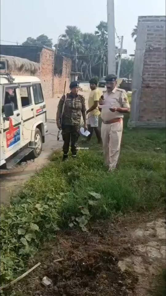 इश्तेहार चस्पा कर फरार अभियुक्त को दी गई सूचना
जहानाबाद, न्यायालय से प्राप्त आदेश के आलोक में पुलिस अधीक्षक के निर्देश पर पाली थाना पुलिस ने कांड संख्या 89/26, दिनांक 1 जून 2026 के प्राथमिकी अभियुक्त अवधेश यादव उर्फ बाढ़ु यादव के घर पर विधिवत इश्तेहार तामिला किया। अभियुक्त सैदाबाद गांव निवासी लालू यादव का पुत्र बताया गया है।
पुलिस के अनुसार उक्त मामला भारतीय न्याय संहिता की विभिन्न धाराओं के तहत दर्ज है। न्यायालय के आदेश के अनुपालन में पुलिस टीम ने अभियुक्त के घर पहुंचकर इश्तेहार चस्पा किया। पुलिस ने बताया कि मामले में आगे की कार्रवाई न्यायालय के आदेश के अनुरूप की जाएगी।
#जहानाबादलाइव #jehanabad #वीडियोवायरल #jehanabadlive #CrimeNews #BreakingNews #ArwalNews #jahanabadlive #डायल112 #डीएमजहानाबाद #एसपीजहानाबाद