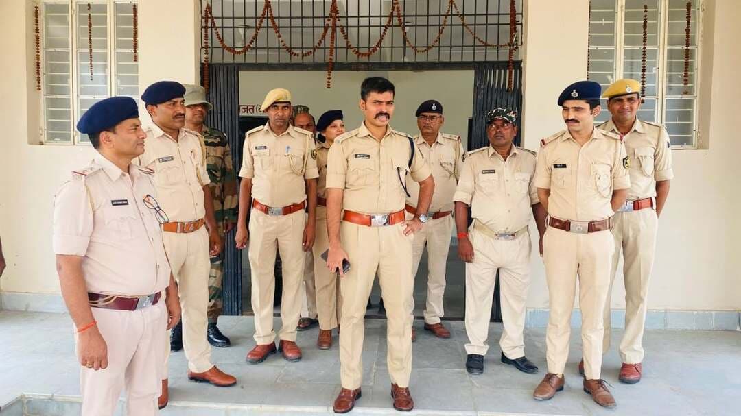 झुनाठी थाना का एसपी ने किया औचक निरीक्षण, लंबित कांडों के शीघ्र निष्पादन का निर्देश
जहानाबाद : पुलिस अधीक्षक कोटा किरण कुमार ने झुनाठी थाना का औचक निरीक्षण कर पुलिसिंग व्यवस्था का जायजा लिया। इस दौरान उन्होंने थाना में लंबित कांडों की समीक्षा करते हुए उनके त्वरित निष्पादन को लेकर आवश्यक दिशा-निर्देश दिए।
निरीक्षण के क्रम में एसपी ने वायरलेस संचार व्यवस्था, सीसीटीवी प्रणाली, डायल 112 की तत्परता तथा गश्ती वाहनों की लोकेशन और सक्रियता की जानकारी ली। उन्होंने थाना स्तर पर संचालित अन्य कार्यों की भी समीक्षा की और पुलिस पदाधिकारियों को कार्यों में तत्परता बरतने का निर्देश दिया। एसपी ने गश्ती व्यवस्था को प्रभावी बनाए रखने तथा किसी भी सूचना पर त्वरित कार्रवाई सुनिश्चित करने पर जोर दिया।