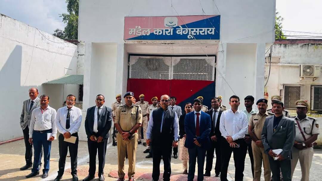 माननीय पटना उच्च न्यायालय के माननीय न्यायमूर्ति सह निरीक्षी न्यायमूर्ति, बेगूसराय न्यायमंडल श्री अजित कुमार ने आज मंडल कारा, बेगूसराय का निरीक्षण किया। इस दौरान उन्होंने बंदियों से मुलाकात कर उनकी समस्याओं एवं उपलब्ध सुविधाओं की जानकारी ली तथा स्नानागार, भोजनशाला, पाठशाला एवं मंडल कारा स्थित अस्पताल का जायजा लिया। अस्पताल में भर्ती बंदियों से उनके स्वास्थ्य की जानकारी प्राप्त करते हुए चिकित्सकों एवं चिकित्सा कर्मियों से उपचार एवं उपलब्ध चिकित्सा सुविधाओं के संबंध में जानकारी ली।
निरीक्षण के क्रम में माननीय न्यायमूर्ति ने महिला बंदियों के कौशल विकास एवं पुनर्वास के उद्देश्य से मनोरंजन केंद्र सह पालना घर का उद्घाटन किया। महिला बंदियों को 15 दिवसीय प्रशिक्षण के दौरान जूट बैग निर्माण, फाइल फोल्डर निर्माण एवं मधुबनी पेंटिंग का प्रशिक्षण दिया जाएगा। साथी ही पुस्तकालय का भी उद्घाटन किया गया।
मौके पर माननीय जिला एवं सत्र न्यायाधीश श्री ऋषिकांत, जिला पदाधिकारी श्री रिची पांडेय, पुलिस अधीक्षक श्री मनीष, डीएलएसए सचिव श्री करुणानिधि प्रसाद आर्य सहित अन्य पदाधिकारी उपस्थित थे।
IPRD Bihar
Home Department, Govt. of Bihar
#begusarai