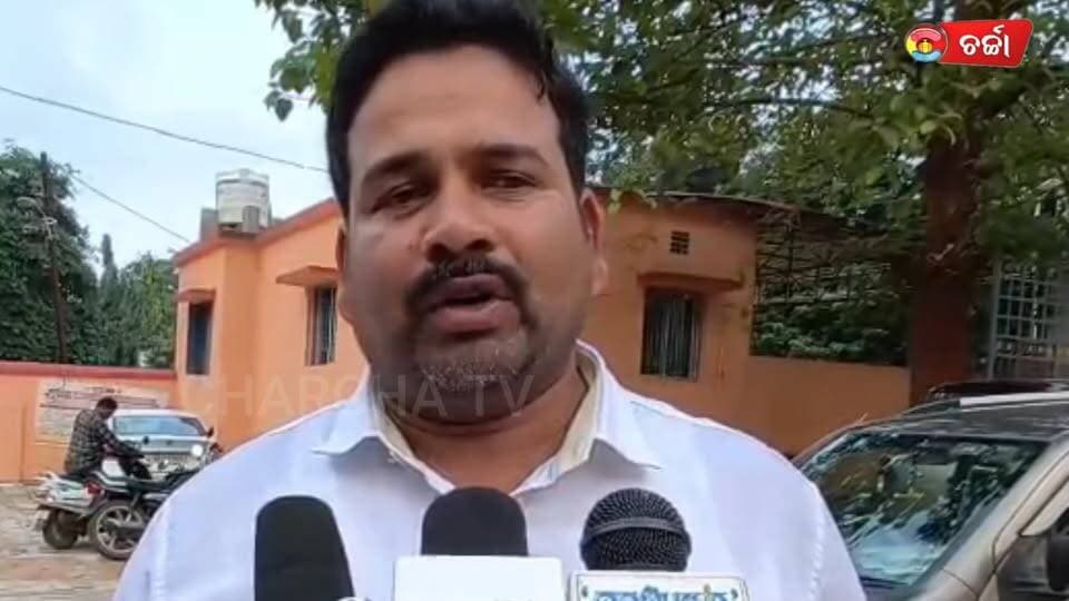 #ଖଲ୍ଲିକୋଟ_ବ୍ଳକ_ସମିତି_ବୈଠକ_କଥା_କଟା_କଟି_ଯୁକ୍ତି_ତର୍କ_ଭିତରେ_ସମାପ୍ତ_ହୋଇଥିଲା
ବୈଠକର ମୁଖ୍ୟ ଉଦ୍ଦେଶ୍ୟ ଥିଲା ଅଞ୍ଚଳର ବିଭିନ୍ନ ବିକାଶମୂଳକ ପ୍ରସଙ୍ଗ ଉପରେ ଆଲୋଚନା । ହେଲେ ଏହି ବୈଠକରେ ପ୍ରତିନିଧିଙ୍କ ବସିବାକୁ ନେଇ ଆରମ୍ଭ ହୋଇଥିବା ବିବାଦ ହିଁ ଚର୍ଚ୍ଚାର କେନ୍ଦ୍ର ପାଲଟିଥିଲା । ସେପଟେ ବିଭନ୍ନ ଉନ୍ନୟନ ମୂଳକ କାମକୁ ନେଇ ମଧ୍ୟ ସମିତି ସଭ୍ୟ ଓ ସରପଞ୍ଚ ମାନେ ପାଟିତୁଣ୍ଡ କରିଥିଲେ । ତେବେ ଏହି ଘଟଣା ପରେ ଖଲ୍ଲିକୋଟର ରାଜନୈତିକ ମହଲରେ ଚର୍ଚ୍ଚା ଜୋର ଧରିଛି ।
#baithaka #meeting #argument #PoliticalNews #BreakingNews #viralnews #NewsUpdate #charchatv