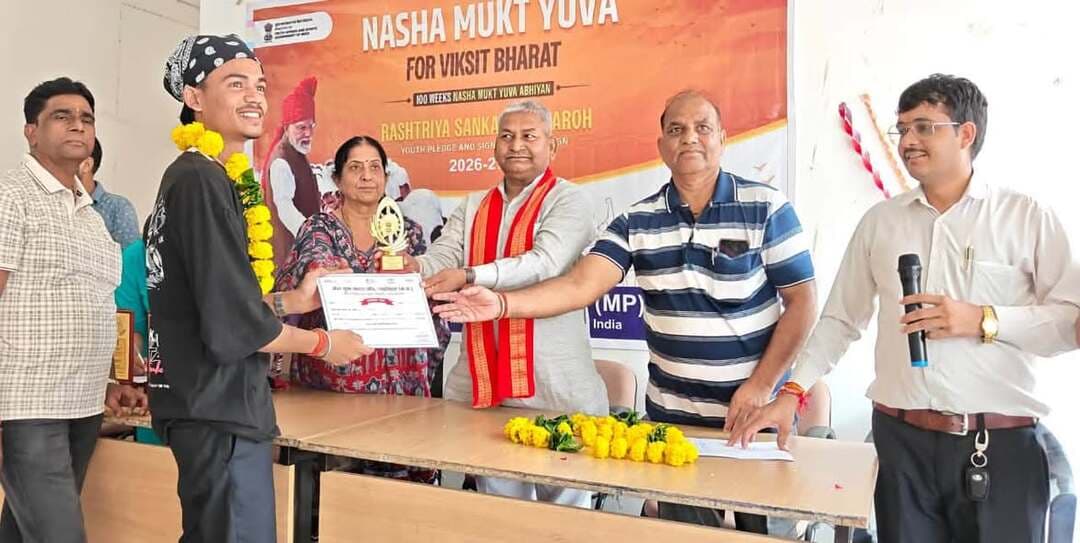 ज्ञानोदय आवासीय विद्यालय में “नशा मुक्त युवा फॉर विकसित भारत” कार्यक्रम का आयोजन
युवाओं ने ली नशा मुक्ति की शपथ
'नशा मुक्त युवा फॉर विकसित भारत' राष्ट्रीय संकल्प अभियान के अंतर्गत रविवार को माय भारत केंद्र, ग्वालियर द्वारा ज्ञानोदय आवासीय विद्यालय में विभिन्न जागरूकता गतिविधियों और संगोष्ठी का भव्य आयोजन किया गया। इस विशेष कार्यक्रम के दौरान युवाओं को नशे के दुष्परिणामों के प्रति जागरूक करने के लिए नारा (स्लोगन) लेखन प्रतियोगिता, भाषण प्रतियोगिता, हस्ताक्षर अभियान और एक प्रभावशाली नुक्कड़ नाटक का मंचन किया गया।
कार्यक्रम में भाजपा जिला अध्यक्ष (ग्रामीण) श्री प्रेम सिंह राजपूत उपस्थित रहे। उन्होंने युवाओं को संबोधित करते हुए कहा कि नशा किसी भी समाज और राष्ट्र की प्रगति में सबसे बड़ी बाधा है। विकसित भारत के सपने को साकार करने के लिए हमारे युवाओं का मानसिक और शारीरिक रूप से स्वस्थ होना अनिवार्य है। उन्होंने युवाओं से आह्वान किया कि वे न केवल स्वयं नशे से दूर रहें, बल्कि अपने आस-पास के समाज को भी इस सामाजिक बुराई से मुक्त कराने में अपनी सक्रिय भूमिका निभाएं।
जिला युवा अधिकारी माय भारत केंद्र ग्वालियर श्रीमती अंजली कुमारी ने कहा कि युवा हमारे देश की असली शक्ति हैं। माय भारत प्लेटफॉर्म के माध्यम से युवाओं को राष्ट्र निर्माण की सकारात्मक गतिविधियों से जोड़ा जा रहा है, और नशा मुक्ति इस दिशा में एक अत्यंत महत्वपूर्ण कदम है। एक स्वस्थ और व्यसनमुक्त युवा ही सशक्त भारत की नींव रख सकता है।
ज्ञानोदय विद्यालय की प्राचार्य श्रीमती नमिता मेहरोत्रा ने कहा कि विद्यार्थियों को शिक्षा के साथ-साथ नैतिक मूल्यों और अच्छे स्वास्थ्य के प्रति भी सजग रहना चाहिए। विद्यालय स्तर पर इस तरह के अभियानों के आयोजन से बच्चों में सही उम्र में सही संस्कार और जागरूकता का विकास होता है।
कार्यक्रम के दौरान आयोजित विभिन्न विधाओं और प्रतियोगिताओं में उत्कृष्ट प्रदर्शन करने वाले सभी प्रतिभावान प्रतिभागियों को पुरस्कार एवं प्रमाण पत्र वितरित कर प्रोत्साहित किया गया। कार्यक्रम का संचालन 'सफल युवा मंडल' के अध्यक्ष श्री अरविंद कुशवाहा द्वारा किया गया। उन्होंने कार्यक्रम के अंत में उपस्थित सभी अतिथियों, स्टाफ और विद्यार्थियों को नशा मुक्त भारत की गरिमामयी शपथ दिलाई। इसके साथ ही परिसर में एक हस्ताक्षर अभियान भी चलाया गया, जिसमें सभी ने नशा मुक्ति के इस राष्ट्रीय संकल्प पत्र पर अपने हस्ताक्षर किए।
इस अवसर पर विद्यालय के शिक्षकगण, कर्मचारी और बड़ी संख्या में छात्र-छात्राएं उपस्थित रहे।
#gwalior
PRO Gwalior
Jansampark Madhya Pradesh