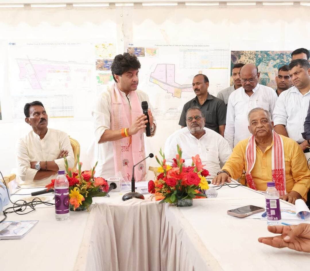 एशिया के पहले टेलीकॉम मैन्युफैक्चरिंग ज़ोन ग्वालियर के लिए 24 कंपनियों ने 5,500 करोड़ रुपए के निवेश को दिया है प्रस्ताव - केंद्रीय मंत्री श्री सिंधिया
केंद्रीय मंत्री श्री ज्योतिरादित्य सिंधिया ने भारतीय दूरसंचार विभाग के सचिव एवं संबंधित विभागों के वरिष्ठ अधिकारियों के साथ ग्वालियर में टेलीकॉम मैन्युफैक्चरिंग ज़ोन के लिए चयनित स्थल का किया निरीक्षण
टेलीकॉम मैन्युफैक्चरिंग ज़ोन से प्रत्यक्ष एवं अप्रत्यक्ष रूप से 18,000 से अधिक रोजगार के अवसर होंगे सृजित
5,500 करोड़ रुपए के प्रस्तावित निवेश से ग्वालियर में दूरसंचार उपकरणों के विनिर्माण और औद्योगिक विकास को मिलेगी नई गति
ग्वालियर अब देश के टेलीकॉम मैन्युफैक्चरिंग सेक्टर के एक बड़े केंद्र के रूप में उभरने जा रहा है। केंद्रीय संचार एवं पूर्वोत्तर क्षेत्र विकास मंत्री श्री ज्योतिरादित्य सिंधिया ने रविवार को श्रीमंत माधवराव सिंधिया काउंटर मैग्नेट सिटी (साडा) में प्रस्तावित टेलीकॉम मैन्युफैक्चरिंग ज़ोन के लिए चिन्हित भूमि का निरीक्षण किया। ग्वालियर में स्थापित होने वाला यह एशिया का पहला टेलीकॉम मैन्युफैक्चरिंग ज़ोन होगा। प्रस्तावित टेलीकॉम मैन्युफैक्चरिंग ज़ोन में लगभग 5,500 करोड़ रुपए के निवेश के साथ करीब 18,000 रोजगार के अवसर सृजित होगा।
केन्द्रीय मंत्री श्री ज्योतिरादित्य सिंधिया ने कहा कि प्रदेश के मुख्यमंत्री डॉ. मोहन यादव के साथ दिल्ली और मुम्बई में औद्योगिक समिट के माध्यम से 24 कंपनियों द्वारा 5500 करोड़ रुपए के निवेश के प्रस्ताव प्राप्त हुए हैं। दिल्ली में आयोजित कार्यक्रम में 3 लाख 50 हजार करोड़ रुपए के निवेश की प्रतिबद्धता सामने आई। जिससे लगभग 14 हजार रोजगार का सृजन होगा। वहीं मुम्बई में आयोजित कार्यक्रम में 2 हजार करोड़ के निवेश से लगभग 4 हजार रोजगार के अवसर प्राप्त होंगे। उन्होंने कहा कि 24 कंपनियों द्वारा इन्वेस्टमेंट की सूची के परिणाम स्वरूप कंपनियों से भूमि आवंटन के समय ही आवेदन प्रक्रिया में शामिल होने को कहा गया है। 24 कंपनियों ने आवेदन प्रक्रिया भी पूर्ण कर ली है।
केंद्रीय मंत्री सिंधिया ने कहा कि यह केवल “एक” औद्योगिक इकाई की स्थापना नहीं है, बल्कि ग्वालियर में टेलीकॉम क्षेत्र से जुड़ी 24-25 विनिर्माण इकाइयों का पूरा औद्योगिक इकोसिस्टम विकसित करने की दिशा में बड़ा कदम है। इन इकाइयों में टेलीकॉम उपकरण और विभिन्न कंपोनेंट्स का निर्माण किया जाएगा।
इस मौके पर प्रदेश सरकार के मंत्रिगण एवं केन्द्र सरकार व प्रदेश सरकार के वरिष्ठ अधिकारियों के साथ बड़ी संख्या में नागरिकगण उपस्थित थे। कार्यक्रम में प्रदेश के जल संसाधन मंत्री एवं जिले के प्रभारी मंत्री श्री तुलसीराम सिलावट, सामाजिक न्याय एवं उद्यानिकी मंत्री श्री नारायण सिंह कुशवाह, विधायक श्री मोहन सिंह राठौर, पूर्व मंत्री श्रीमती इमरती देवी, पूर्व मंत्री श्री ओपीएस भदौरिया, साडा अध्यक्ष श्री अशोक शर्मा, उपाध्यक्ष श्री हरीश मेवाफरोश, कलेक्टर श्रीमती रुचिका चौहान, साडा सीईओ श्रीमती इशिका श्रीवास्तव सहित केन्द्र सरकार के अधिकारीगण विशेष रूप से उपस्थित थे।
केन्द्रीय मंत्री श्री सिंधिया ने कहा कि टेलीकॉम मॅन्युफैक्चरिंग जोन ग्वालियर में लाने में मध्यप्रदेश सरकार के मुख्यमंत्री डॉ. मोहन यादव का विशेष सहयोग रहा है। इसके लिये मुख्यमंत्री को धन्यवाद है। प्रदेश सरकार द्वारा टेलीकॉम उद्योगों के लिये आकर्षक प्रोत्साहन पैकेज तैयार किया गया है। जिससे उद्योगों के लिये भूमिलीज, बिजली, रोजगार और उत्पादन से जुड़े हुए प्रोत्साहन के साथ-साथ पर्यावरण, हरित विकास से प्रोत्साहन भी शामिल है। इसके साथ ही केन्द्र सरकार के दूर संचार विभाग की ओर से लगभग 500 करोड़ रुपए का कॉमन टेस्टिंग लैब पैकेज प्रस्तावित है। उन्होंने कहा कि ग्वालियर की सबसे बड़ी ताकत उसकी कनेक्टिविटी एवं इन्फ्रास्ट्रक्चर और कुशल मानव संसाधन हैं। ग्वालियर को दिल्ली और उत्तरप्रदेश के बड़े बाजारों से जोड़ने के लिये लगभग 120 किलोमीटर आगरा-ग्वालियर हाईस्पीड कोरीडोर विकसित किया जा रहा है। यह कनेक्टिविटी ग्वालियर को बड़े उद्योग और व्यापारिक केन्द्रों को और करीब लायेगी। ग्वालियर में पहले से ही देश के प्रमुख रेलमार्ग स्थित है, जिससे देश के विभिन्न स्थानों तक आवाजाही आसान होती है। ग्वालियर में आधुनिक एयरपोर्ट का निर्माण किया गया है।
केन्द्रीय मंत्री श्री सिंधिया ने कहा कि एशिया के पहले टेलीकॉम मैन्युफैक्चरिंग जोन के रूप में ग्वालियर का चयन एक नए औद्योगिक अध्याय की ओर ले जाने वाला कदम है।
साडा में 170 एकड़ भूमि, पहले चरण में 90 एकड़ साडा और 70 एकड़ आईटी पार्क प्रस्तावित
टेलीकॉम मैन्युफैक्चरिंग जोन के लिए साडा में लगभग 90 एकड़ और आईटी पार्क में लगभग 70 एकड़, यानी कुल 170 एकड़ भूमि को लेकर योजना तैयार की गई है।
श्री सिंधिया ने बताया कि निवेशकों की रुचि इतनी अधिक है कि वर्तमान में उपलब्ध भूमि की तुलना में आवेदन अधिक आ रहे हैं। ऐसे में टेलीकॉम मैन्युफैक्चरिंग जोन के पहले चरण के विस्तार के लिए अतिरिक्त भूमि की पहचान की जाएगी और आवश्यकता के अनुसार भूमि आवंटन बढ़ाया जाएगा।
साडा की स्थापना स्वयं श्रीमंत माधवराव सिंधिया काउंटर मैग्नेट सिटी के रूप में ग्वालियर को दिल्ली के काउंटर मैगनेट सिटी के रूप में एक नए औद्योगिक केंद्र के तौर पर विकसित करने के उद्देश्य से की गई थी। अब उसी औद्योगिक दृष्टि को आगे बढ़ाते हुए ग्वालियर में एशिया का पहला टेलीकॉम मैन्युफैक्चरिंग जोन स्थापित किया जा रहा है।
कार्यक्रम के अंत में विशेष क्षेत्र विकास प्राधिकरण के अध्यक्ष श्री अशोक शर्मा ने केन्द्रीय मंत्री श्री सिंधिया एवं प्रदेश के मुख्यमंत्री डॉ. मोहन यादव के प्रति आभार ज्ञापित किया। इनके सार्थक प्रयासों से विशेष क्षेत्र विकास प्राधिकरण में टेलीकॉम मैन्युफैक्चरिंग का कार्य किया जा रहा है। कार्यक्रम का संचालन उपाध्यक्ष श्री हरीश मेवाफरोश ने किया।
#gwalior
PRO Gwalior
Jansampark Madhya Pradesh