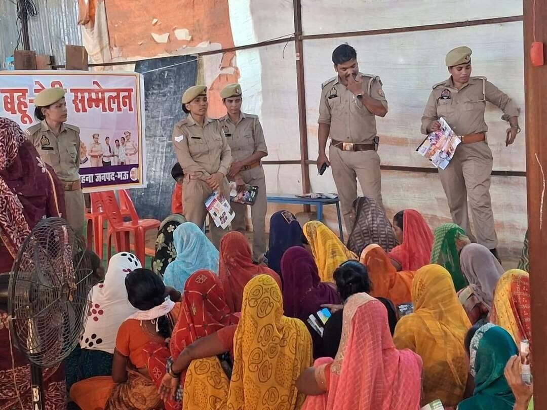 मोहिउद्दीनपुर में मिशन शक्ति के तहत बहू-बेटी सम्मेलन, महिलाओं को अधिकारों और हेल्पलाइन की दी जानकारी
मोहम्मदाबाद गोहना, मऊ पुलिस अधीक्षक के आदेशानुसार, अपर पुलिस अधीक्षक एवं क्षेत्राधिकारी मोहम्मदाबाद गोहना के निर्देशन तथा प्रभारी निरीक्षक थाना मोहम्मदाबाद गोहना के कुशल नेतृत्व में मिशन शक्ति टीम द्वारा ग्राम मोहिउद्दीनपुर में बहू-बेटी सम्मेलन का आयोजन किया गया।
कार्यक्रम का उद्देश्य महिलाओं को जागरूक करने के साथ आत्महत्या की प्रवृत्ति पर रोक लगाने, विवाहित महिलाओं से जुड़ी दहेज हत्या जैसी घटनाओं में कमी लाने तथा महिलाओं और युवतियों के लिए सुरक्षित वातावरण तैयार करना रहा। इस दौरान अविवाहित छात्राओं एवं युवतियों से संवाद स्थापित कर उनकी समस्याओं और सुरक्षा से जुड़े विषयों पर चर्चा की गई।
मिशन शक्ति टीम ने महिलाओं को विभिन्न महत्वपूर्ण हेल्पलाइन नंबरों की जानकारी दी तथा किसी भी प्रकार की हिंसा, उत्पीड़न या प्रताड़ना की स्थिति में तत्काल सहायता लेने के लिए प्रेरित किया। साथ ही सरकार द्वारा महिलाओं एवं बालिकाओं के लिए संचालित विभिन्न कल्याणकारी योजनाओं के बारे में भी जानकारी दी गई।
कार्यक्रम में मिशन शक्ति केंद्र में नियुक्त महिला पुलिसकर्मियों के साथ एनजीओ प्रतिनिधि, आंगनवाड़ी कार्यकत्री एवं सहायिका, आशा बहू तथा ग्राम की महिलाएं मौजूद रहीं। पुलिस टीम ने महिलाओं से जागरूक होकर अपने अधिकारों के प्रति सजग रहने की अपील की।