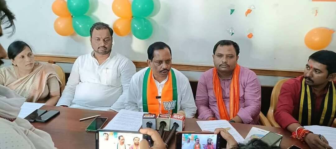 नमो सेवा-अनकही कहानियां से रंगमंच पर दिखेगी पीएम मोदी की 25 साल की सेवा यात्रा
मऊ। भारतीय जनता पार्टी कार्यालय मऊ पर आयोजित प्रेस वार्ता में जिलाध्यक्ष रामाश्रय मौर्य ने प्रधानमंत्री नरेंद्र मोदी के सार्वजनिक जीवन के 25 वर्ष पूरे होने के अवसर पर चलाए जा रहे ‘सेवा संकल्प अभियान’ की जानकारी दी। उन्होंने बताया कि अभियान के तहत जिले में ‘नमो सेवा-अनकही कहानियां’ कार्यक्रम आयोजित किया जाएगा।
उन्होंने बताया कि इस विशेष कार्यक्रम में रंगमंचीय प्रस्तुति के माध्यम से प्रधानमंत्री नरेंद्र मोदी की मुख्यमंत्री के रूप में कार्यकाल से लेकर प्रधानमंत्री के रूप में देश सेवा तक की यात्रा को जीवंत किया जाएगा। संवाद, अभिनय, संगीत और प्रभावशाली मंचन के माध्यम से सेवा, सुशासन और जनकल्याण से जुड़े प्रसंगों को प्रस्तुत किया जाएगा।
जिलाध्यक्ष ने कहा कि प्रस्तुति को सरल, संवेदनशील और संगीतमय स्वरूप दिया गया है, ताकि प्रधानमंत्री की सेवा यात्रा और जनकल्याणकारी योजनाओं से जुड़े संदेश को समाज के विभिन्न वर्गों तक पहुंचाया जा सके। प्रदेश में ‘नमो सेवा-अनकही कहानियां’ के तहत सांस्कृतिक टोलियों द्वारा नाट्य एवं नुक्कड़ नाटकों के आयोजन की योजना है।
उन्होंने कहा कि सेवा, सुशासन, अंत्योदय और राष्ट्र निर्माण के संकल्प को जन-जन तक पहुंचाने के उद्देश्य से यह अभियान आयोजित किया जा रहा है।
प्रेस वार्ता में प्रीतूलता पांडेय, प्रतीक जायसवाल, हिमांशु राय, अवधेश सोनकर, भरत लाल राही, आलोक विश्वकर्मा, नितीश गोंड सहित अन्य पदाधिकारी और कार्यकर्ता मौजूद रहे।