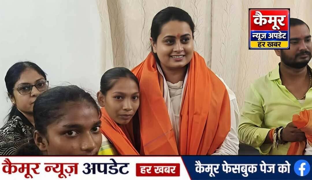 कैमूर पहुंचीं मंत्री श्रेयसी सिंह, नन्हीं खिलाड़ी बच्चियों को किया सम्मानित
कैमूर पहुंचीं बिहार सरकार की मंत्री श्रेयसी सिंह ने नन्हीं खिलाड़ी बच्चियों को सम्मानित किया। बच्चियों का उत्साह देखकर मंत्री खुश नजर आईं और खिलाड़ियों को आगे बढ़ने का संदेश दिया।
मंत्री ने कहा मेडल लाओ और नौकरी पाओ बिहार सरकार खिलाड़ियों को आगे बढ़ाने के लिए हर संभव मदद कर रही है।