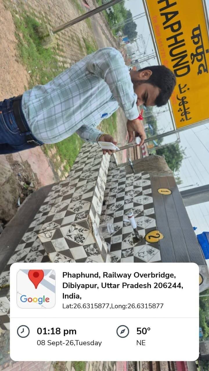 🚆💧 फफूंद (दिबियापुर) रेलवे स्टेशन पर पेयजल की गुणवत्ता पर रेलवे की विशेष नजर!
यात्रियों को सुरक्षित और स्वच्छ पेयजल उपलब्ध कराने के लिए रेलवे द्वारा विशेष जांच अभियान चलाया जा रहा है। इसी क्रम में फफूंद (दिबियापुर) रेलवे स्टेशन सहित कानपुर क्षेत्राधिकार के सभी प्रमुख रेलवे स्टेशनों पर पेयजल स्रोतों की नियमित जांच की जा रही है।
📌 31 अगस्त 2026 से अब तक
➡️ 752 पेयजल नमूनों की अवशिष्ट क्लोरीन जांच
➡️ 103 नमूनों की जीवाणु संबंधी जांच
➡️ पिछले सप्ताह लिए गए सभी 16 जीवाणु नमूने संतोषजनक पाए गए
रेलवे प्रशासन के अनुसार जहां भी गुणवत्ता में कमी मिली, वहां तत्काल सुधारात्मक कार्रवाई कर दोबारा जांच कर मानकों के अनुरूप पेयजल सुनिश्चित किया गया।
✅ फफूंद स्टेशन सहित रेलवे स्टेशनों पर पेयजल की लगातार निगरानी
✅ यात्रियों और रेल कर्मचारियों के स्वास्थ्य को प्राथमिकता
✅ स्वच्छ और सुरक्षित पेयजल उपलब्ध कराने का अभियान जारी
फफूंद (दिबियापुर) रेलवे स्टेशन पर यात्रियों को बेहतर सुविधाएं देने की दिशा में रेलवे का यह कदम महत्वपूर्ण माना जा रहा है।
#फफूंद_रेलवे_स्टेशन #दिबियापुर #PhaphundStation #RailwayUpdate #AuraiyaNews #DibiyapurTheLegend #जानकारी_भरोसे_की #IndianRailways #RailNews #SafeDrinkingWater