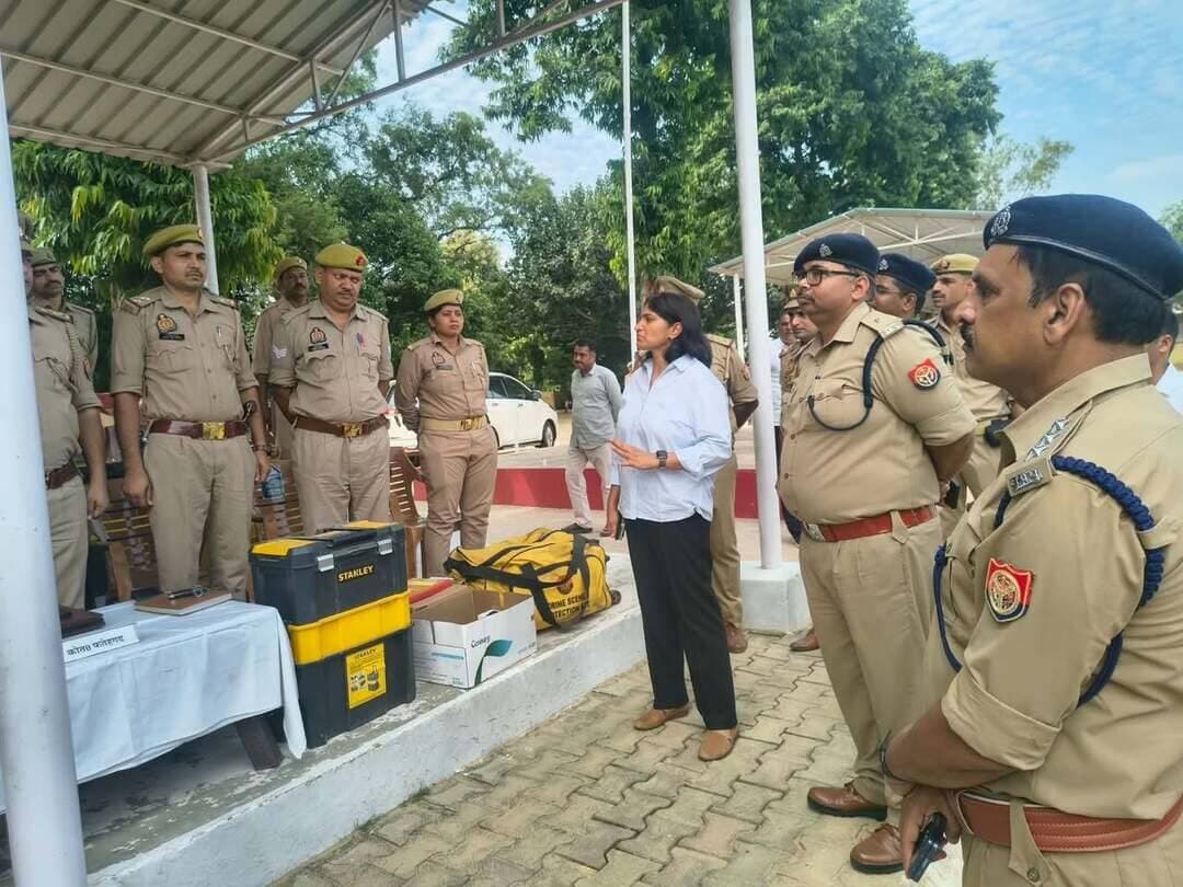 अब अपराधियों तक पहुंचने में वैज्ञानिक साक्ष्य बनेंगे पुलिस की बड़ी ताकत!
क्राइम सीन से लेकर साक्ष्य तक—फतेहगढ़ पुलिस ने सीखी आधुनिक विवेचना की बारीकियां
फतेहगढ़। अपराध की गुत्थियों को वैज्ञानिक साक्ष्यों के आधार पर सुलझाने और विवेचना को अधिक प्रभावी बनाने की दिशा में फतेहगढ़ पुलिस ने महत्वपूर्ण पहल की है। 20 सितंबर 2026 को पुलिस लाइन फतेहगढ़ के परेड ग्राउंड में पुलिस अधीक्षक फतेहगढ़ की अध्यक्षता में “Crime Scene Management and Evidence Based Investigation” विषय पर एक दिवसीय विशेष प्रशिक्षण कार्यक्रम आयोजित किया गया।
प्रशिक्षण में जनपद के समस्त क्षेत्राधिकारी, प्रभारी निरीक्षक/थानाध्यक्ष, विवेचक एवं पुलिसकर्मियों ने प्रतिभाग किया। प्रशिक्षण के दौरान अधिकारियों और विवेचकों को घटनास्थल की सुरक्षा से लेकर साक्ष्यों के वैज्ञानिक संकलन, संरक्षण और उनके विवेचना में प्रभावी उपयोग की महत्वपूर्ण जानकारी दी गई।
🔬 घटनास्थल पर छोटी से छोटी जानकारी भी महत्वपूर्ण हो सकती है। इसी उद्देश्य से पुलिसकर्मियों को क्राइम सीन को सुरक्षित रखने, वैज्ञानिक एवं प्रभावी तरीके से साक्ष्य एकत्र करने तथा साक्ष्यों की उपयोगिता बनाए रखने के व्यावहारिक पहलुओं से अवगत कराया गया।
प्रशिक्षण का उद्देश्य Evidence Based Investigation को बढ़ावा देना, वैज्ञानिक साक्ष्यों के माध्यम से विवेचनाओं को अधिक मजबूत बनाना, अपराधों के सफल अनावरण में सहायता करना तथा गुणवत्तापूर्ण पुलिस विवेचना को और सुदृढ़ करना है।
अपर पुलिस अधीक्षक सहित जनपद के क्षेत्राधिकारीगण भी प्रशिक्षण कार्यक्रम के दौरान मौजूद रहे।
आधुनिक तकनीक + वैज्ञानिक साक्ष्य + मजबूत विवेचना = प्रभावी पुलिसिंग
फतेहगढ़ पुलिस की यह पहल अपराध की जांच को और अधिक वैज्ञानिक, साक्ष्य-आधारित एवं गुणवत्तापूर्ण बनाने की दिशा में महत्वपूर्ण कदम है।
#FatehgarhPolice #Farrukhabad #Fatehgarh #CrimeSceneManagement #EvidenceBasedInvestigation #ScientificInvestigation #CrimeInvestigation #PoliceTraining #QualityInvestigation #UPPolice #FarrukhabadPolice #PoliceDepartment #CrimeScene #Evidence #ScientificEvidence #LawAndOrder #पुलिस #फतेहगढ़ #फर्रुखाबाद #वैज्ञानिकविवेचना #साक्ष्यआधारितजांच #पुलिसप्रशिक्षण