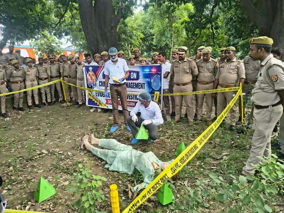 फतेहगढ़ पुलिस को वैज्ञानिक विवेचना की नई दिशा! 🔍
क्राइम सीन मैनेजमेंट और एविडेंस बेस्ड इन्वेस्टिगेशन पर पुलिस का एक दिवसीय प्रशिक्षण
फतेहगढ़। पुलिस लाइन फतेहगढ़ के परेड ग्राउंड में 20 सितंबर 2026 को पुलिस अधीक्षक फतेहगढ़ की अध्यक्षता में “Crime Scene Management and Evidence Based Investigation” विषय पर एक दिवसीय प्रशिक्षण कार्यक्रम आयोजित किया गया।
प्रशिक्षण में जनपद के समस्त क्षेत्राधिकारी, प्रभारी निरीक्षक/थानाध्यक्ष, विवेचक एवं पुलिसकर्मियों ने प्रतिभाग किया। प्रशिक्षण के दौरान घटनास्थल को सुरक्षित रखने, वैज्ञानिक तरीके से साक्ष्य संकलित करने, साक्ष्यों के संरक्षण तथा Evidence Based Investigation से जुड़े महत्वपूर्ण एवं व्यावहारिक पहलुओं की जानकारी दी गई।
प्रशिक्षण का मुख्य उद्देश्य विवेचनाओं में वैज्ञानिक साक्ष्यों के प्रभावी उपयोग को बढ़ावा देना, अपराधों के सफल अनावरण को मजबूत करना और पुलिस विवेचना की गुणवत्ता को और बेहतर बनाना है।
प्रशिक्षण कार्यक्रम के दौरान अपर पुलिस अधीक्षक सहित जनपद के क्षेत्राधिकारीगण मौजूद रहे।
वैज्ञानिक साक्ष्य, मजबूत विवेचना और बेहतर पुलिसिंग की दिशा में फतेहगढ़ पुलिस का महत्वपूर्ण कदम।
#FatehgarhPolice #Fatehgarh #CrimeSceneManagement #EvidenceBasedInvestigation #ScientificInvestigation #PoliceTraining #CrimeInvestigation #QualityInvestigation #UPPolice #FarrukhabadPolice #पुलिस #फतेहगढ़ #फर्रुखाबाद #वैज्ञानिकविवेचना #साक्ष्यसंकलन