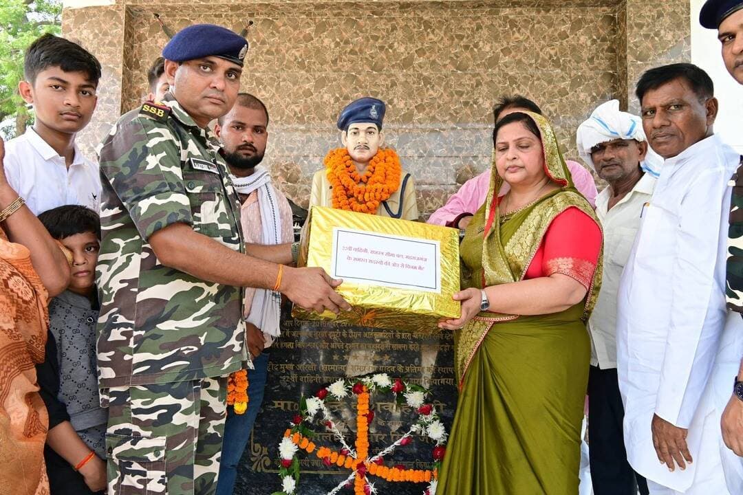 #बलिया #बेल्थरारोड आतंकियों से लोहा लेते हुए देश की रक्षा में प्राण न्योछावर करने वाले शहीद रामप्रवेश यादव की 9वीं #पुण्यतिथि पर नम हुईं आंखें, पूर्व #सांसद रवीन्द्र कुशवाहा और पूर्व #विधायक धनंजय कन्नौजिया समेत जनप्रतिनिधियों व #एसएसबी जवानों ने प्रतिमा पर पुष्पचक्र अर्पित कर दी सलामी, वर्दी में साथी जवानों को देख भावुक हुआ परिवार, ‘भारत माता की जय’ और ‘#शहीद #रामप्रवेश अमर रहें’ के नारों से गूंजा #टंगुनिया का शहीद स्मारक। लालबाचन यादव एवं गोल्डन यादव ने सभीभ्क आभार जताया।
#followerseveryone #nonfollowersviewers
#ShaheedRampraveshYadav #MartyrsDay #SSB #BalliaNews #TributeToHeroes