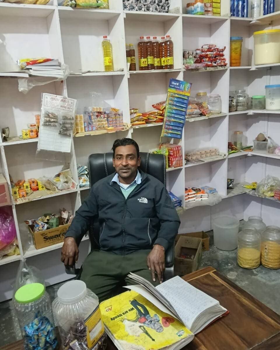 सरकारी योजना बनी सहारा, लाभार्थी के जीवन में आया सकारात्मक बदलाव।
यमुनानगर, (राष्ट्रीय कदम) ब्यूरो, 20 सितंबर- उपायुक्त प्रीति ने बताया कि हरियाणा सरकार की जनकल्याणकारी योजनाएं जरूरतमंद परिवारों के लिए आर्थिक एवं सामाजिक संबल का माध्यम बन रही हैं। योजनाओं का लाभ मिलने से अनेक लाभार्थियों के जीवन में सकारात्मक बदलाव आया है और वे आत्मनिर्भरता की दिशा में आगे बढ़ रहे हैं। जनकल्याण एवं बेरोजगारों को आत्मनिर्भर बनाने के लिए प्रदेश सरकार ने अनेकों ऐसी योजनाएं चलाई है, जिनका लाभ प्राप्त कर लोगों के जीवन में बदलाव आया है। प्रदेश सरकार की इन योजनाओं के कारण लोगों को अपने जीवन में आगे बढ़ने की प्रेरणा मिली है और आत्मनिर्भर बन स्वयं को गौरवान्वित महसूस किया है।
सरकार की योजना के तहत एवं हरियाणा अनुसूचित जाति वित्त एवं विकास निगम से सस्ती दरों पर ऋण उपलब्ध होने से जिला के गांव अजीजपुर कलां निवासी संजीव कुमार पुत्र रेशा राम के जीवन में सकारात्मक बदलाव हुआ है। लाभार्थी संजीव कुमार ने बताया कि वे 12वीं कक्षा पढ़े लिखे है और उनके पास रोजगार का कोई उचित साधन नहीं था और बेरोजगारी के कारण अपने परिवार का गुजारा करना बहुत ही मुश्किल हो रहा था।
लाभार्थी संजीव कुमार ने बताया कि स्वयं का रोजगार चलाने के लिए उनके पास उचित धनराशि भी नहीं थी। हरियाणा सरकार की योजना की जानकारी मिलने पर वे संबंधित विभाग हरियाणा अनुसूचित जाति वित्त एवं विकास निगम कार्यालय से ऋण लेने के लिए आवेदन किया ताकि स्वरोजगार चला सके। उन्होंने बताया कि विभाग ने मेरा आवेदन स्वीकार कर मुझे स्वरोजगार चलाने के लिए ऋण उपलब्ध करवा दिया। इस प्रकार मैंने अपने घर में ही परचून की दुकान की और मेरा रोजगार अच्छी तरह से चलने लगा है। सरकारी योजना का लाभ मिलने के बाद उनकी स्थिति में काफी सुधार हुआ है।
लाभार्थी संजीव कुमार ने हरियाणा सरकार के साथ-साथ अनुसूचित जाति वित्त एवं विकास निगम का आभार व्यक्त करते हुए कहा कि सरकार की योजनाएं जरूरतमंद परिवारों के लिए नई उम्मीद और आत्मनिर्भरता का आधार बन रही हैं। जिला प्रशासन की ओर से पात्र नागरिकों से आह्वान किया गया कि वे सरकार द्वारा संचालित विभिन्न जनकल्याणकारी योजनाओं की जानकारी प्राप्त कर पात्रता के अनुसार उनका लाभ उठाएं। हरियाणा सरकार का अनेक सरकारी योजनाओं एवं सेवाओं के लिए आवेदन और स्थिति की जानकारी उपलब्ध कराता है।