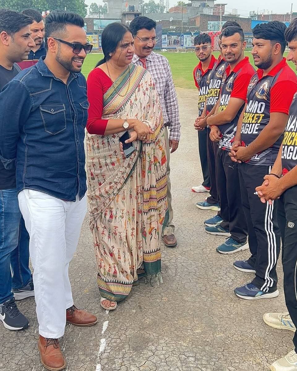 क्रिकेट को हां, नशे को ना का संदेश लेकर मैदान में उतरे युवा
नमो क्रिकेट लीग में यमुनानगर जोन की करीब 100 टीमों ने लिया हिस्सा, मेयर सुमन बहमनी ने खिलाड़ियों का बढ़ाया उत्साह
यमुनानगर। (राष्ट्रीय कदम) ब्यूरो: युवाओं को खेलों से जोड़कर नशे से दूर रखने के उद्देश्य से शनिवार को यमुनानगर जोन में नमो क्रिकेट लीग का आयोजन किया गया। प्रतियोगिता में युवाओं ने उत्साह और जोश के साथ भाग लिया। इस दौरान नगर निगम मेयर सुमन बहमनी ने खिलाड़ियों के बीच पहुंचकर उनका उत्साहवर्धन किया और उन्हें खेलों के माध्यम से स्वस्थ एवं सकारात्मक जीवनशैली अपनाने का संदेश दिया।
प्रतियोगिता में जगाधरी, रादौर, सरस्वती नगर, व्यासपुर, छछरौली और प्रतापनगर क्षेत्र से करीब 100 टीमों ने हिस्सा लिया। बड़ी संख्या में युवाओं की भागीदारी के चलते क्रिकेट लीग ने व्यापक खेल आयोजन का रूप लिया। दिनभर विभिन्न टीमों के बीच मुकाबले हुए, जिसमें खिलाड़ियों ने अपनी प्रतिभा, अनुशासन और खेल भावना का प्रदर्शन किया। मैदान पर मौजूद दर्शकों ने भी खिलाड़ियों का उत्साह बढ़ाया।
आयोजन समिति सदस्य विनय कंबोज ने बताया कि नमो क्रिकेट लीग का उद्देश्य युवाओं को खेलों से जोड़ना और समाज में “क्रिकेट को हां, नशे को ना” का संदेश पहुंचाना है। खेलों के माध्यम से युवाओं को नशे से दूर रहकर फिटनेस, अनुशासन, टीम भावना और रचनात्मक गतिविधियों से जुड़ने के लिए प्रेरित किया जा रहा है।
मेयर सुमन बहमनी ने खिलाड़ियों का उत्साह बढ़ाते हुए कहा कि युवाओं की ऊर्जा को सकारात्मक दिशा देना जरूरी है। खेल न केवल शरीर को स्वस्थ रखते हैं, बल्कि अनुशासन, टीम भावना और नेतृत्व क्षमता का विकास भी करते हैं। ऐसे आयोजनों से युवाओं को अपनी प्रतिभा दिखाने के लिए बेहतर मंच मिलता है।
इस अवसर पर आयोजन समिति के विनय कंबोज हरिपुर, विक्रांत कंबोज, विशेष कंबोज, शिवम साबापुर और अजय सिंह कंबोज सहित अन्य सदस्य मौजूद रहे। समिति ने प्रतियोगिता में भाग लेने वाली सभी टीमों, खिलाड़ियों, सहयोगियों और आयोजन से जुड़े लोगों का आभार व्यक्त किया।