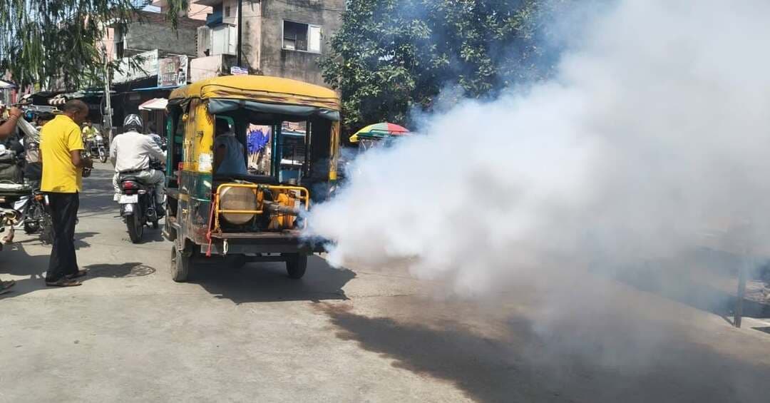 मच्छर जनित बीमारियों की रोकथाम के लिए प्रत्येक वार्ड की हर कॉलोनी में होगी फॉगिंग
नगर निगम ने तीन जोन बनाकर फॉगिंग कराई शुरू, तंग गलियों में छोटी मशीनों से की जा रही फॉगिंग
यमुनानगर। मच्छर जनित बीमारियों की रोकथाम के लिए नगर निगम द्वारा हर वार्ड में फॉगिंग कराई जा रही है। मेयर सुमन बहमनी व नगर निगम आयुक्त महाबीर प्रसाद के निर्देशों पर तीन जोन बनाकर फॉगिंग कराई जा रही है। फॉगिंग के लिए तीन टीमों का गठन किया गया है। जो रोजाना तीन वार्डों में फॉगिंग कर रही है, ताकि निगम क्षेत्र में मच्छरों से होने वाले डेंगू, मलेरिया, चिकनगुनिया व अन्य बुखार और मच्छर जनित बीमारियों से निजात मिल सके।
मुख्य सफाई निरीक्षक विनोद बेनीवाल ने बताया कि महापौर सुमन बहमनी व नगर निगम आयुक्त महाबीर प्रसाद के निर्देशों पर फॉगिंग कराने का कार्य शुरू करवा दिया है। फॉगिंग के लिए नगर निगम क्षेत्र को तीन जोन में बांटा गया है। जोन एक में वार्ड 1 से 8 तक, जोन 2 में वार्ड 9 से 15 व जोन तीन में वार्ड 16 से 22 तक का क्षेत्र शामिल है। जोन एक में मुख्य सफाई निरीक्षक हरजीत सिंह, जोन दो में मुख्य सफाई निरीक्षक गोविंद शर्मा व जोन तीन में मुख्य सफाई निरीक्षक अमित कांबोज के नेतृत्व में टीमें गठित की गई है। तीन जोन में फॉगिंग के लिए दो बड़ी मशीनें व 12 छोटी मशीन है। बड़ी मशीन को ऑटो व निगम के कारगस वाहन में रखकर मुख्य मार्ग, सड़कों व चौड़ी गलियों में फॉगिंग कराई जा रही है। छोटी मशीनों से कॉलोनियों व गांवों की छोटी गलियों में फॉगिंग की जा रही है। अभी वार्ड एक, 22 और नौ में फॉगिंग कराई जा रही है। उन्होंने बताया कि सड़कों व चौड़ी गलियों में निगम के कारगस वाहन व अन्य वाहन में बड़ी मशीन रखकर फॉगिंग कराई गई। वहीं, छोटी व तंग गलियों में निगम कर्मियों ने बाइक पर व पैदल छोटी मशीनों से फॉगिंग कराई। उन्होंने बताया कि हर वार्ड में दो चरणों में फॉगिंग कराई जाएगी। इसके लिए शेड्यूल तैयार किया जा रहा है। रोजाना दो वार्डों में फॉगिंग कराई जाएगी। बारिश में फॉगिंग नहीं कराई जाएगी। फॉगिंग के दौरान जहां से पानी निकलना मुश्किल है, वहां पर तेल व दवा डाली जा रही है, ताकि रुके हुए पानी में मच्छर का लार्वा न पनप सके। उन्होंने शहरवासियों से भी अपील की है कि वे अपने आसपास पानी जमा न होने दे। जहां पानी जमा है, वहां पर तेल डाल दें। घरों की छतों पर रखे सामान में भी अधिक दिन तक पानी न जमा होने दे। बारिश के बाद छतों पर रखे सामान से पानी निकाल दें, ताकि उनमें मच्छर न पनप पाए। आसपास गंदगी जमा न होने दे।
------------
जाने कब होगी आपके वार्ड में फॉगिंग -
वार्ड 22 में 11 सितंबर से 28 सितंबर तक, 21 में 29 सितंबर से 12 अक्टूबर तक, वार्ड 20 में 13 अक्टूबर से 31 अक्टूबर तक, वार्ड 19 में दो नवंबर से 10 नवंबर तक, वार्ड 18 में 11 नवंबर से 19 नवंबर तक, वार्ड 17 में 11 सितंबर से 19 सितंबर तक, वार्ड 16 में 21 सितंबर से एक अक्तूबर तक और वार्ड 15 में 3 अक्टूबर से 5 नवंबर तक फॉगिंग की जाएगी।