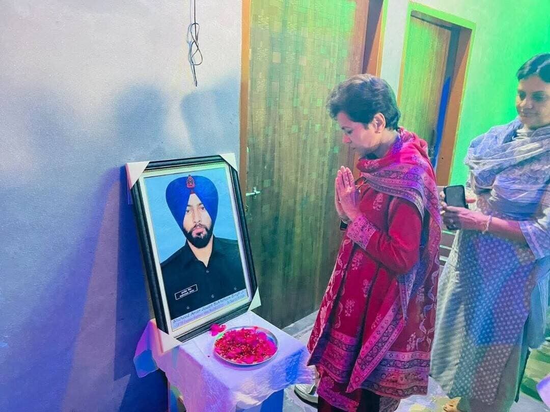 शहीद सुखचैन सिंह को श्रद्धांजलि दी, परिजनों से मिलीं, कुमारी सैलजा ने गांव कुत्ताबढ़ में शहीद लांस नायक सुखचैन सिंह के आवास पर पहुंचकर उनके परिजनों से मुलाकात की और भावभीनी श्रद्धांजलि अर्पित की। उन्होंने कहा कि जम्मू-कश्मीर के राजौरी सेक्टर में कर्तव्य निभाते हुए मात्र 30 वर्ष की आयु में उनकी शहादत अत्यंत दु:खद है। मातृभूमि की सेवा में उनका समर्पण, साहस और कर्तव्यनिष्ठा सदैव सम्मानपूर्वक स्मरण की जाएगी। उन्होंने शोक संतप्त परिवार के प्रति गहरी संवेदनाएं व्यक्त कीं। कुमारी सैलजा ने सिरसा स्थित गुरुद्वारा साहब दसवीं पातशाही में शिरोमणि शहीद धन-धन बाबा जीवन सिंह जी के प्रकाश पर्व पर आयोजित समागम में माथा टेककर आशीर्वाद प्राप्त किया। उन्होंने कहा कि बाबा जीवन सिंह जी का त्याग, वीरता और अटूट समर्पण मानवता को सेवा, साहस और समानता के मार्ग पर चलने की प्रेरणा देता रहेगा। उन्होंने समस्त संगत को प्रकाश पर्व की हार्दिक शुभकामनाएं दीं। इस मौके पर कालांवाली विधायक शीशपाल केहरवाला, पूर्व सांसद सुशील इंदौरा, कांग्रेस नेत्री कृष्णा फौगाट, प्रदेश कार्यकारिणी सदस्य राजेश चाडीवाल, वरिष्ठ कांग्रेस नेता वीरभान मेहता, नवीन केडिया, राजकुमार शर्मा, सतपाल मेहता, राजन मेहता, सर्वमित्र कंबोज, लादूराम पूनिया, सुभाष जोधपुरिया मौजूद थे।
