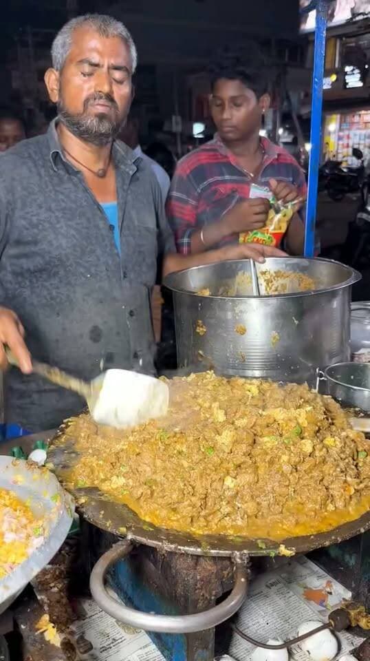 Tamil Anna Making Healthy & Delicious Soya Bhurji 😋🔥
#SoyaBhurji #HealthyFood #TamilFood #IndianStreetFood #StreetFood #HealthyRecipe #SoyaChunks #FoodShorts