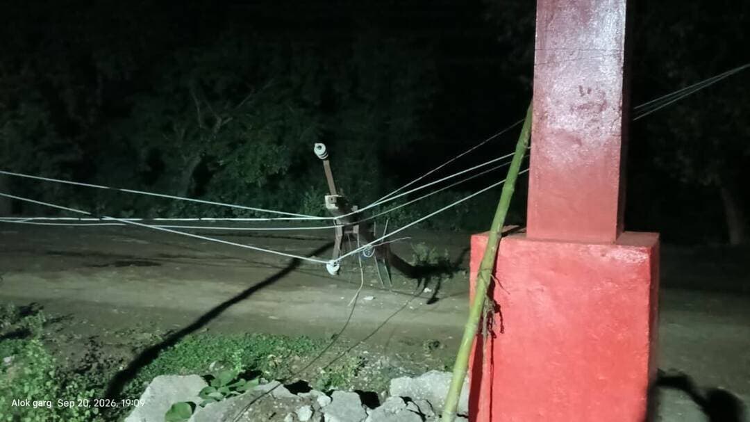 मझगवा :- कृष्णा इंफ्रास्ट्रक्चर कंपनी के ट्रक ने बड़े हनुमान मंदिर के बाहर का तोड़ा बिजली का पोल, तारे लटकी सड़क पर बस या बड़े वाहन निकलने पर घट सकती है घटना बिजली बिभाग के कर्मचारी मौका मुआयना कर किया खाना पूर्ति नहीं किया बिजली लाइन को व्यवास्थित