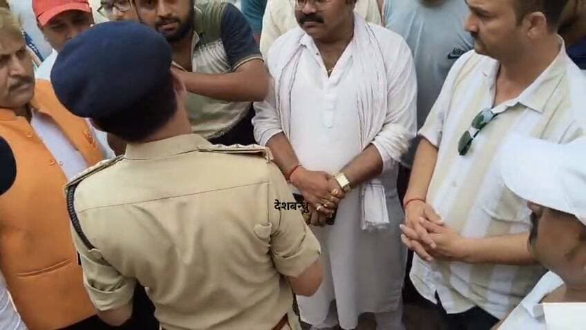 जैतवारा थाना का घेराव कर ग्रामीणों ने किया विरोध प्रदर्शन। निर्दोष व्यक्तियों पर scst act की कार्यवाही से नाराज हैं ग्रामीण। डीएसपी मुख्यालय को दिया मांग पत्र। ग्रामीणों ने कहा, मांग पूरी नहीं हुई तो होगा बड़ा आंदोलन।