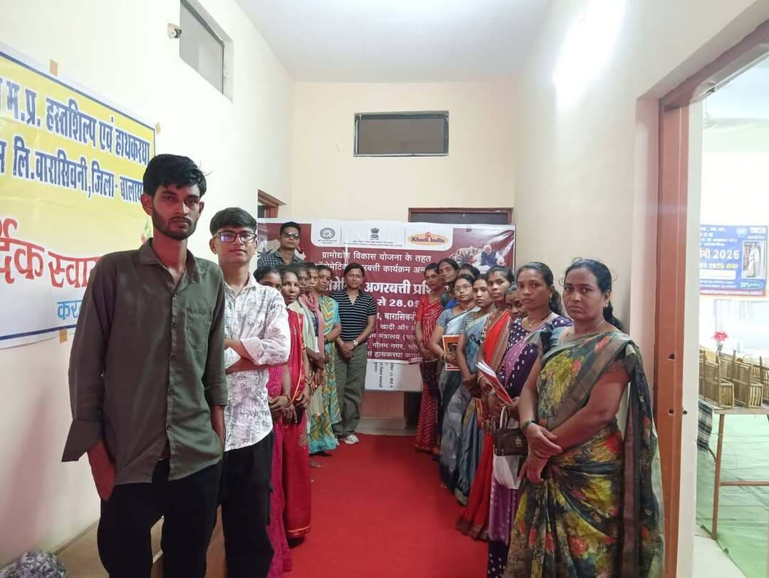 #बालाघाट
अगरबत्ती निर्माण का प्रशिक्षण लेकर आत्मनिर्भर बनने की ओर बढ़ रहे 20 हितग्राही
सेवा संकल्प अभियान के तहत वारासिवनी में शुरू हुआ 10 दिवसीय ऑटोमेटिक अगरबत्ती प्रशिक्षण कार्यक्रम
ग्रामीण क्षेत्र के लोगों को स्वरोजगार से जोड़कर आत्मनिर्भर बनाने के उद्देश्य से मध्यप्रदेश शासन द्वारा संचालित सेवा संकल्प अभियान-2026 के अंतर्गत वारासिवनी में 10 दिवसीय ऑटोमेटिक अगरबत्ती निर्माण प्रशिक्षण कार्यक्रम प्रारंभ किया गया है। सूक्ष्म, लघु एवं मध्यम उद्यम मंत्रालय, भारत सरकार के अधीन खादी तथा ग्रामोद्योग आयोग, भोपाल के माध्यम से यह प्रशिक्षण मिनी आईटीआई परिसर, ग्राम वारा, वारासिवनी में 19 सितंबर से शुरू हुआ है, जो 28 सितंबर 2026 तक चलेगा।
प्रशिक्षण कार्यक्रम में अनुसूचित जनजाति, अनुसूचित जाति एवं अन्य पिछड़ा वर्ग के 20 हितग्राही शामिल हुए हैं। खादी तथा ग्रामोद्योग आयोग द्वारा नियुक्त मास्टर प्रशिक्षक इन प्रशिक्षणार्थियों को ऑटोमेटिक अगरबत्ती निर्माण से संबंधित तकनीकी जानकारी, मशीन संचालन, उत्पादन प्रक्रिया एवं आवश्यक व्यावहारिक प्रशिक्षण प्रदान कर रहे हैं।
प्रशिक्षण के बाद मिलेगी मशीन
प्रशिक्षण पूरा करने के बाद बीपीएल श्रेणी के पात्र हितग्राहियों को भारत सरकार के खादी तथा ग्रामोद्योग आयोग के माध्यम से निःशुल्क ऑटोमेटिक अगरबत्ती निर्माण मशीन उपलब्ध कराई जाएगी। मशीन मिलने के बाद हितग्राही अपने स्तर पर अगरबत्ती निर्माण का कार्य प्रारंभ कर सकेंगे और स्वरोजगार के माध्यम से आय का साधन विकसित कर आत्मनिर्भरता की दिशा में आगे बढ़ सकेंगे।
स्वरोजगार के नए अवसरों से जुड़ रहे ग्रामीण
अगरबत्ती निर्माण कम लागत में शुरू किए जा सकने वाले लघु उद्योगों में शामिल है। प्रशिक्षण के माध्यम से हितग्राहियों को आधुनिक मशीन के उपयोग और उत्पादन की प्रक्रिया की जानकारी मिल रही है। इससे ग्रामीण क्षेत्र में स्थानीय स्तर पर रोजगार के अवसर सृजित होने के साथ परिवार की आय बढ़ाने में भी मदद मिल सकती है।
सेवा संकल्प अभियान के तहत आयोजित यह प्रशिक्षण कार्यक्रम ग्रामीण हितग्राहियों को कौशल विकास, स्वरोजगार और आत्मनिर्भरता से जोड़ने की दिशा में एक महत्वपूर्ण पहल है।
कार्यक्रम के अवसर पर श्री शिव कुमार डेकाटे, प्रभारी सहायक संचालक हाथकरघा, श्री कृष्ण कुमार कावरे, सहायक ग्रामोद्योग विस्तार अधिकारी हाथकरघा सहित प्रशिक्षणार्थी उपस्थित रहे।
#CMMadhyaPradesh
#JansamparkMP
#𝐒𝐤𝐢𝐥𝐥𝐬𝐃𝐞𝐯𝐞𝐥𝐨𝐩𝐦𝐞𝐧𝐭 #सेवा_संकल्प_अभियान #SevaSankalpAbhiyan #AshirwadKaDiya