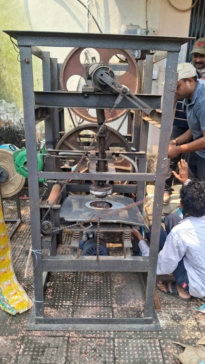 #बालाघाट
दोना-पत्तल निर्माण प्रशिक्षण से स्वरोजगार की राह होगी आसान
सेवा संकल्प अभियान के तहत 20 प्रशिक्षार्थियों को दिया जा रहा छह दिवसीय प्रशिक्षण
मध्यप्रदेश शासन द्वारा संचालित सेवा संकल्प अभियान-2026 के अंतर्गत ग्रामीण क्षेत्र के युवाओं एवं हितग्राहियों को स्वरोजगार से जोड़ने की दिशा में दोना एवं पत्तल निर्माण उद्योग का छह दिवसीय प्रशिक्षण कार्यक्रम शुरू किया गया है। सूक्ष्म, लघु एवं मध्यम उद्यम मंत्रालय, भारत सरकार के अधीन खादी तथा ग्रामोद्योग आयोग, भोपाल के माध्यम से ग्रामोद्योग विकास योजना अंतर्गत यह प्रशिक्षण मिनी आईटीआई परिसर, ग्राम वारा, वारासिवनी में 19 सितंबर से प्रारंभ हुआ है, जो 24 सितंबर तक चलेगा।
प्रशिक्षण कार्यक्रम में अनुसूचित जनजाति, अनुसूचित जाति एवं अन्य पिछड़ा वर्ग के कुल 20 प्रशिक्षार्थी भाग ले रहे हैं। प्रशिक्षार्थियों को खादी तथा ग्रामोद्योग आयोग द्वारा नियुक्त मास्टर प्रशिक्षक द्वारा दोना एवं पत्तल निर्माण से संबंधित तकनीकी जानकारी, मशीन संचालन तथा उत्पादन प्रक्रिया का प्रशिक्षण दिया जा रहा है।
प्रशिक्षण का उद्देश्य ग्रामीण क्षेत्र के हितग्राहियों को स्थानीय स्तर पर रोजगार का अवसर उपलब्ध कराकर उन्हें स्वरोजगार एवं आत्मनिर्भरता की दिशा में आगे बढ़ाना है। प्रशिक्षण पूर्ण होने के बाद भारत सरकार के खादी तथा ग्रामोद्योग आयोग के माध्यम से बीपीएल श्रेणी के पात्र हितग्राहियों को दोना एवं पत्तल निर्माण मशीन निःशुल्क उपलब्ध कराई जाएगी। इससे प्रशिक्षित हितग्राही स्वयं का लघु उद्योग प्रारंभ कर आय का स्थायी साधन विकसित कर सकेंगे।
दोना-पत्तल निर्माण कार्य पर्यावरण की दृष्टि से भी उपयोगी है। इसके माध्यम से स्थानीय स्तर पर उपलब्ध प्राकृतिक सामग्री का उपयोग करते हुए रोजगार के अवसर सृजित किए जा सकते हैं। प्रशिक्षण में मशीन के संचालन के साथ-साथ उत्पादन की गुणवत्ता और व्यवसाय को व्यवस्थित रूप से संचालित करने की जानकारी भी दी जा रही है।
प्रशिक्षण कार्यक्रम के दौरान श्री शिव कुमार डेकाटे, प्रभारी सहायक संचालक हाथकरघा, श्री कृष्ण कुमार कावरे, सहायक ग्रामोद्योग विस्तार अधिकारी हाथकरघा सहित प्रशिक्षणार्थी उपस्थित रहे।
#CMMadhyaPradesh
#JansamparkMP
#𝐒𝐤𝐢𝐥𝐥𝐬𝐃𝐞𝐯𝐞𝐥𝐨𝐩𝐦𝐞𝐧𝐭
#mintechnicalmp #सेवा_संकल्प_अभियान #SevaSankalpAbhiyan #AshirwadKaDiya