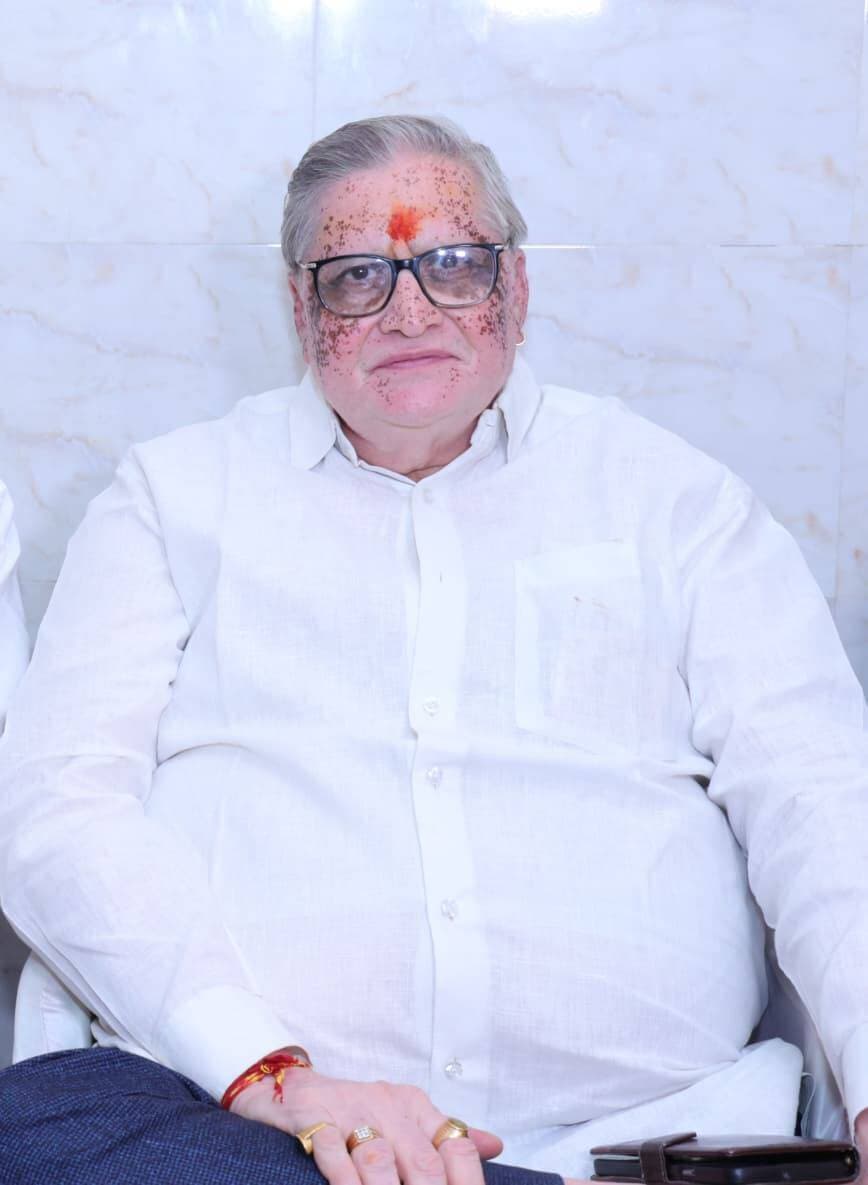 तेयुप नोखा द्वारा स्वर्गीय श्री धनराज जी बैद का मरणोपरांत हुआ नेत्रदान
नोखा । अखिल भारतीय तेरापंथ युवक परिषद की शाखा तेरापंथ युवक परिषद, *नोखा* के सहयोग से *धनराज जी बैद* का मरणोपरांत उनकी पत्नी *विजया लक्ष्मी बैद भाई मेघराज जी बैद और पारिवारिक जनों की सहमति से आई बैंक सोसाइटी ऑफ राजस्थान, बीकानेर के माध्यम से* हुआ नेत्रदान।
तेरापंथ युवक परिषद, नोखा के अध्यक्ष.*गजेंद्र पारख* ने स्व. धनराज जी बैद के प्रति विनम्र श्रद्धांजलि समर्पित करते हुए परिवारजन के प्रति संवेदना के भाव व्यक्त किए। उन्होंने कहा कि पारिवारिक जनों ने नेत्रदान जैसे नेक कार्य में सहयोग प्रदान कर मानवीय सेवा का महनीय कार्य किया है।
अभातेयुप द्वारा नेत्रदान के क्षेत्र में पूरे भारत और नेपाल में अपनी 375 शाखा परिषदों के सहयोग से अब तक 3000 से भी ज्यादा लोगों का मृत्युपरांत नेत्रदान करवाया जा चुका है। विदित हो एक व्यक्ति के नेत्रदान से दो अंधकारमय जीवन रोशन होते हैं।
तेयुप नोखा मंत्री अरिहन्त सुखलेचा इस अभियान में शाखा परिषद् की जागरूकता व नेत्रदाता के परिवारजन की उत्कृष्ट भावना के प्रति साधुवाद प्रकट किया और लोगों को अभातेयुप के इस अभियान में सहयोग का आह्वान किया।
तेयुप नोखा के नेत्रदान संयोजक निर्मल चौपड़ा ने नेत्रदान से जुड़ी कई भ्रांतियां का समाधान करते हुए बताया कि नेत्रदान में व्यक्ति की आंखें नहीं बल्कि उसके अन्दर की हल्की सी परत निकाली जाती है, जो किसी भी प्रकार से शारिरिक ढांचे को प्रभावित नही करती है। मरणोपरांत परिवारजनों की सहमति से नेत्रदान किसी भी उम्र के व्यक्ति का हो सकता है।