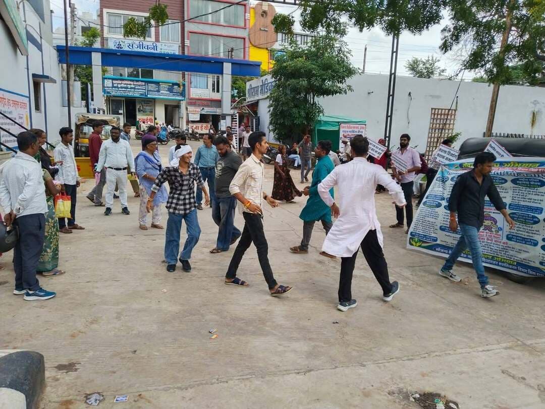 ✅ सेवा संकल्प अभियान अंतर्गत ‘नमो सेवा’ कार्यक्रम आयोजित
✅ नुक्कड़ नाटक से योजनाओं का दिया संदेश
सेवा संकल्प अभियान 2026 के तहत शनिवार को नमो सेवा के अवसर पर सामाजिक न्याय एवं दिव्यांगजन सशक्तिकरण विभाग एवं जिला जन अभियान परिषद हरदा द्वारा संयुक्त रूप से जागरूकता कार्यक्रम का आयोजन किया गया। जिले के मुख्य स्थल घंटाघर चौराहा, अस्पताल परिसर एवं स्थानीय हाट बाजारों में हरदा डिग्री कॉलेज के एनएसएस छात्रों के माध्यम से नुक्कड़ नाटक का मंचन किया गया। नुक्कड़ नाटक के माध्यम से शासन द्वारा संचालित विभिन्न पेंशन योजनाओं, विवाह सहायता योजनाओं एवं नशा मुक्ति अभियान के संबंध में जनसामान्य को जानकारी दी गई। इसके साथ ही जिले के स्थानीय हाट बाजार में फल विक्रेताओं, दुकानदारों एवं आम नागरिकों को शासन द्वारा चलाई जा रही योजनाओं की जानकारी से संबंधित पम्पलेट वितरित कर जागरूक किया गया।
सामाजिक न्याय विभाग के उपसंचालक श्री कमलेश सिंह ने बताया कि सेवा संकल्प अभियान 17 सितंबर से 05 अक्टूबर 2026 तक ‘नमो सेवा’ के रूप में मनाया जा रहा है। इसके अंतर्गत आज नुक्कड़ नाटक के माध्यम से शासन की विभिन्न योजनाओं की जानकारी देकर जन सामान्य को जागरूक किया गया। उन्होंने बताया कि आगामी दिनों में भी जिले के मुख्य स्थलों, ग्रामीण क्षेत्रों एवं सार्वजनिक स्थलों में भी इस तरह के जागरूकता कार्यक्रम आयोजित किए जाएंगे। कार्यक्रम के दौरान सामाजिक न्याय विभाग एवं जिला दिव्यांग पुनर्वास केंद्र के अधिकारी-कर्मचारी, जिला विधिक सेवा प्राधिकरण से पैरा लीगल वालंटियर श्री सुरेंद्र कौर एवं जन अभियान परिषद से श्री राकेश वर्मा सहित वालंटियर एवं छात्र-छात्राएं उपस्थित रहे।
Social Justice and Disabled Welfare Department ,Madhya Pradesh Jansampark Madhya Pradesh
#सेवा_संकल्प_अभियान #SevaSankalpAbhiyan
#हरदा #Harda