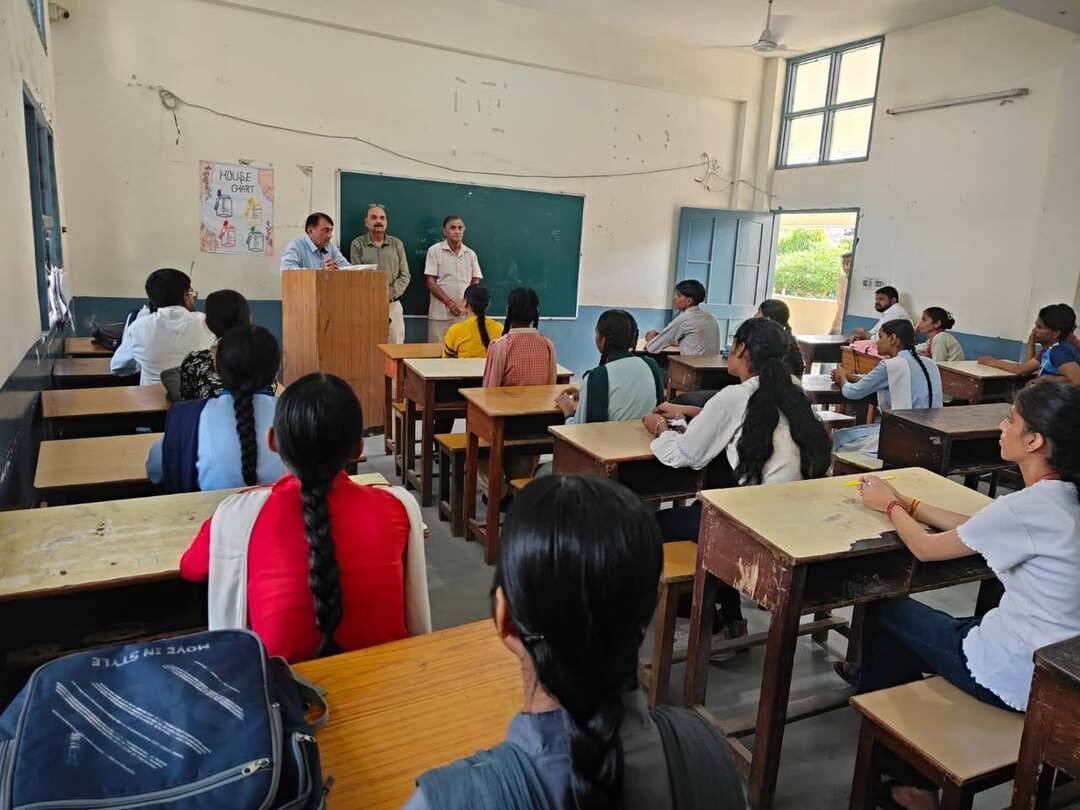 शिक्षा का दीप जलाएगी "एक प्रयास आपके साथ" - 126 में से 15 सितारों का चयन, अब उड़ान को मिलेंगे पंख*
*जगाधरी (यमुनानगर), 20 सितंबर*
जब हौसले बुलंद हों तो गरीबी भी रास्ता नहीं रोक सकती! इसी सोच को साकार कर रही है जिले की अग्रणी सामाजिक संस्था *"एक प्रयास आपके साथ"*।
संस्था द्वारा 13 सितंबर को एस.डी. सीनियर सेकेंडरी स्कूल, जगाधरी में 12वीं के प्रतिभाशाली मगर आर्थिक रूप से कमजोर बच्चों के लिए निशुल्क उच्च शिक्षा की चयन परीक्षा आयोजित की गई। 126 होनहारों ने भाग लिया, उसी दिन निष्पक्ष मूल्यांकन हुआ और 15 चमकते सितारे मैरिट में चुने गए।
*गरीबी को मात देकर मैरिट में आए ये 15 नाम:*
प्रताप नगर की *रजनी व सिया*, पुरानी सब्जी मंडी स्कूल की *मधु, काजल व निधि*, एस.डी. स्कूल के *गणेश*, अटावा की *संध्या*, जगाधरी गर्ल्स की *इशिका*, मॉडल कॉलोनी की *अंजलि*, वर्कशॉप स्कूल की *ऋद्धि*, सरावां की *सिमरन*, बूड़िया के *हर्ष*, देवधर की *दृष्टि*, टोपरा कलां की *खुशबू* और मॉडल टाउन की *रुहानी*।
इन 15 सपनों का साक्षात्कार आज 20 सितंबर, रविवार सुबह 10:30 बजे 5 अनुभवी प्रिंसिपल्स के पैनल द्वारा एस.डी. स्कूल में बेहद आत्मीय स्वस्थ परिवेश और प्रेरणादायक माहौल में लिया गया।
संस्था के संरक्षक *श्री शीश पाल चौहान* एवं अध्यक्ष *श्री आर.एस. शर्मा* ने बताया - "हम सिर्फ फीस नहीं भरते, हम भविष्य गढ़ते हैं। हमारा विजन है - हर बच्चे को निशुल्क उच्च शिक्षा, हर सपने को पंख, और हर परिवार को गर्व। यहाँ चयन अंकों का नहीं, जज्बे का होता है।"
महासचिव *कुंदन कालड़ा* और वाइस चेयरमैन *सुशील गुलाटी* ने कहा कि साक्षात्कार में किताबी ज्ञान नहीं, बल्कि बच्चों का बौद्धिक स्तर, सोच की उड़ान, लक्ष्य के प्रति जुनून और संस्कार परखे गए। बच्चों की आँखों में आई ए एस , सी ए इंजीनियर , अध्यापक और बैंक अफसर बनने का जो उत्साह था, वह देखते ही बनता था।
*संस्था का दिल छू लेने वाला कदम:*
हर बच्चे को प्रोत्साहन के तौर पर किताबें और स्टेशनरी के लिए प्रिंसिपल सतीश गर्ग एस डी सीनियर सैकेंडरी स्कूल जगाधरी के करकमलों द्वारा *2000 रुपये का चैक* और आने-जाने का किराया सम्मान के साथ दिया गया। स्कूल के प्रिंसिपल ने अपने संबोधन में बच्चों को बधाई और कठोर परिश्रम करने का प्रभावशाली संदेश दिया ।अंतिम चयन 12वीं में न्यूनतम 75% अंक और घर की आर्थिक स्थिति की जाँच के बाद अगले वर्ष होगा।
इस नेक पहल में इंटरव्यू कमेटी के सदस्य शीश पाल चौहान, आर.एस. शर्मा, कुंदन कालड़ा, सुशील गुलाटी, अनूप कोठियाल एवं कैशियर अच्छर सिंह उपस्थित रहे।
कमेटी ने पारिवारिक परिवेश की तरह बच्चों से संवाद कर उनके भीतरी कौशल और लक्ष्यबोध को परखने का बखूबी प्रयास किया । बच्चों के लिए यह इंटरव्यू का पहला अवसर था ।उन्हें इस मंच से बहुत कुछ सीखने को मिला ।
*"शिक्षा ही सशक्तिकरण है - हम किसी प्रतिभा को पैसे के कारण बुझने नहीं देंगे।.....