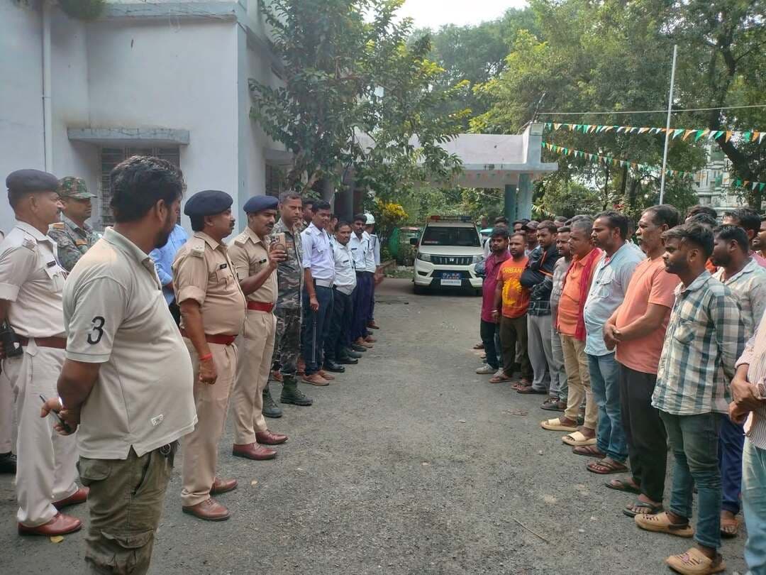 हजारीबाग में टोटो पर बड़ी कार्रवाई....!
शहर में जाम और यातायात नियमों के उल्लंघन को लेकर ट्रैफिक पुलिस ने 60+ ई-टोटो पकड़े। कई चालकों के पास लाइसेंस और जरूरी कागजात नहीं मिले। चालकों से शपथ पत्र भरवाकर नियमों का पालन करने की शपथ दिलाई गई।
अब नियम तोड़े तो कार्रवाई होगी और सख्त
#Hazaribag #Hazaribagh #TrafficPolice #EAuto #Toto #TrafficRules #JharkhandNews #HazaribagNews #BreakingNews #LocalNews #NewsUpdate #Jharkhand #News18India