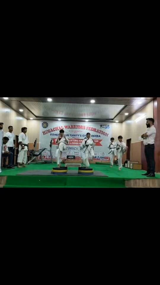 हिमाचल वॉरियर्स फेडरेशन की तीसरी स्ट्रेंथ लिफ्टिंग चैंपियनशिप सफल
देहरा।। News123 ।। हिमाचल वॉरियर्स फेडरेशन द्वारा Fitness Club Thirty’s के सहयोग से तीसरी स्ट्रेंथ लिफ्टिंग चैंपियनशिप का सफल आयोजन किया गया। प्रतियोगिता में विभिन्न आयु वर्गों के खिलाड़ियों ने उत्साहपूर्वक भाग लेते हुए अपनी ताकत और खेल प्रतिभा का प्रदर्शन किया।
कार्यक्रम में मुख्यातिथि Mr. Himachal 2025 के गोल्ड मेडल विजेता राजेश भट्टी ने विशेष रूप से शिरकत की। उन्होंने खिलाड़ियों का उत्साहवर्धन करते हुए उन्हें खेल के क्षेत्र में निरंतर मेहनत और अनुशासन के साथ आगे बढ़ने के लिए प्रेरित किया।
प्रतियोगिता में Sub-Junior, Junior और Senior वर्गों के साथ-साथ Men एवं Women कैटेगरी में मुकाबले करवाए गए। खिलाड़ियों ने शानदार प्रदर्शन करते हुए अपनी प्रतिभा का परिचय दिया।
आयोजकों ने बताया कि प्रतियोगिता का उद्देश्य युवाओं को फिटनेस और खेलों के प्रति प्रेरित करना तथा स्थानीय प्रतिभाओं को बेहतर मंच उपलब्ध करवाना है। प्रतियोगिता के सफल आयोजन में Fitness Club Thirty’s की टीम ने महत्वपूर्ण भूमिका निभाई।
आयोजकों ने सभी खिलाड़ियों, सहयोगियों और दर्शकों का आभार व्यक्त किया तथा भविष्य में भी इस तरह की प्रतियोगिताओं के आयोजन की प्रतिबद्धता जताई।
