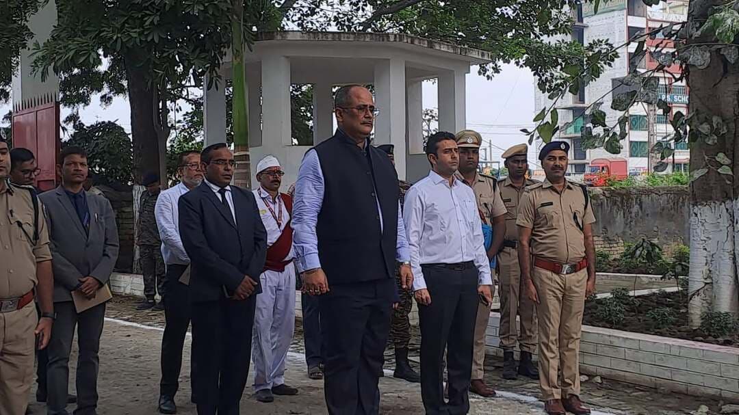 निरीक्षी न्यायमूर्ति अजित कुमार ने किया जयमंगला गढ़, मंडल कारा व बालिका गृह का निरीक्षण
बेगूसराय। पटना उच्च न्यायालय के माननीय न्यायमूर्ति सह निरीक्षी न्यायमूर्ति, बेगूसराय न्यायमंडल अजित कुमार ने अपने तीन दिवसीय बेगूसराय दौरे के अंतिम दिन रविवार को जिले के विभिन्न धार्मिक एवं सामाजिक संस्थानों का भ्रमण एवं निरीक्षण किया। इस दौरान उन्होंने धार्मिक स्थलों पर पूजा-अर्चना करने के साथ मंडल कारा, बालिका गृह एवं एसओएस बाल ग्राम की व्यवस्थाओं का जायजा लिया।
अपने दौरे की शुरुआत न्यायमूर्ति अजित कुमार ने मंझौल अनुमंडल स्थित प्रसिद्ध जयमंगला गढ़ मंदिर से की। यहां उन्होंने मां जयमंगला की पूजा-अर्चना कर दर्शन किए। इसके बाद वे गढ़पुरा स्थित हरिगिर धाम मंदिर पहुंचे, जहां भगवान महादेव की पूजा-अर्चना कर आशीर्वाद प्राप्त किया।
इसके बाद निरीक्षी न्यायमूर्ति मंडल कारा, बेगूसराय पहुंचे। कारा प्रशासन की ओर से उन्हें गार्ड ऑफ ऑनर दिया गया। उन्होंने मंडल कारा परिसर का गहन निरीक्षण किया तथा बंदियों से मुलाकात कर उनकी समस्याओं और उपलब्ध सुविधाओं की जानकारी ली।
निरीक्षण के दौरान उन्होंने मंडल कारा के स्नानागार, भोजनशाला, पाठशाला एवं अस्पताल का जायजा लिया। अस्पताल में भर्ती बीमार बंदियों से उनके स्वास्थ्य के संबंध में जानकारी ली तथा चिकित्सकों एवं चिकित्सा कर्मियों से उनके उपचार और उपलब्ध स्वास्थ्य सुविधाओं के बारे में जानकारी प्राप्त की।
इसके बाद न्यायमूर्ति अजित कुमार रतनपुर स्थित बालिका गृह पहुंचे। यहां अधीक्षिका एवं कर्मियों ने उनका स्वागत किया। उन्होंने बालिका गृह में रह रही बच्चियों से मुलाकात कर उनकी स्थिति और उन्हें उपलब्ध कराई जा रही सुविधाओं के बारे में जानकारी ली। साथ ही अधीक्षिका से बच्चियों के आवास, भोजन, शिक्षा, स्वास्थ्य एवं अन्य व्यवस्थाओं की जानकारी प्राप्त की।
दौरे के क्रम में उन्होंने ऊलाव स्थित एसओएस बाल ग्राम का भी निरीक्षण किया। वहां रह रहे बच्चों से मुलाकात कर उनका हालचाल जाना और उनके रहन-सहन, शिक्षा, स्वास्थ्य तथा अन्य आवश्यक व्यवस्थाओं का जायजा लिया।
निरीक्षण एवं भ्रमण के दौरान प्रधान जिला एवं सत्र न्यायाधीश ऋषिकांत, जिला पदाधिकारी रिची पांडेय, पुलिस अधीक्षक मनीष, मुख्य न्यायिक दंडाधिकारी कविता कुमारी, अपर मुख्य न्यायिक दंडाधिकारी प्रथम विवेक चन्द्र वर्मा तथा जिला विधिक सेवा प्राधिकार के सचिव करुणानिधि प्रसाद आर्य सहित अन्य संबंधित पदाधिकारी मौजूद रहे।