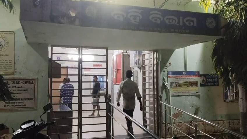 ପେଟ୍ରୋଲିଙ୍ଗ୍ ବେଳେ ବଜ୍ରାଘାତ ନେଇଗଲା ଜୀବନ। ବୌଦ୍ଧ ଜିଲ୍ଲା କଣ୍ଟାମାଳ ବ୍ଲକର ଅବକାରୀ ଉପ-ନିରୀକ୍ଷକ (Sub-Inspector) ପୁରୁଷୋତ୍ତମ ବେବର୍ତ୍ତାଙ୍କ ଅସମୟ ମୃତ୍ୟୁ।
ଆଜି ସନ୍ଧ୍ୟାରେ ନିଜ ଷ୍ଟାଫଙ୍କ ସହ କଣ୍ଟାମାଳ ବ୍ଲକ ଗୁଚ୍ଛଗୁରା ଗାଁକୁ ପେଟ୍ରୋଲିଙ୍ଗ ଯାଇଥିବା ବେଳେ ସେ ହଠାତ୍ ବଜ୍ରାଘାତର ଶିକାର ହୋଇଥିଲେ। ଗୁରୁତର ଅବସ୍ଥାରେ ତାଙ୍କୁ ତୁରନ୍ତ କଣ୍ଟାମାଳ ଡାକ୍ତରଖାନାରେ ଭର୍ତ୍ତି କରାଯାଇଥିଲା, ମାତ୍ର ସେଠାରେ ଡାକ୍ତର ତାଙ୍କୁ ମୃତ ଘୋଷଣା କରିଥିଲେ।
କର୍ତ୍ତବ୍ୟରତ ଅବସ୍ଥାରେ ଏପରି ଜଣେ ନିଷ୍ଠାପର କର୍ମଚାରୀଙ୍କ ଅଚାନକ ନିପାତ ସମସ୍ତଙ୍କୁ ସ୍ତବ୍ଧ କରିଦେଇଛି। ତାଙ୍କ ମୃତ୍ୟୁରେ ଅବକାରୀ ବିଭାଗ ଓ ସ୍ଥାନୀୟ ଅଞ୍ଚଳରେ ଶୋକର ଛାୟା ଖେଳିଯାଇଛି।
ଅମର ଆତ୍ମାର ସଦ୍ଗତି କାମନା କରିବା ସହ ଶୋକସନ୍ତପ୍ତ ପରିବାରବର୍ଗଙ୍କୁ ଏହି ଅସହ୍ୟ ଦୁଃଖ ସହିବାକୁ ଭଗବାନ ଧୈର୍ଯ୍ୟ ଦିଅନ୍ତୁ।
#Boudh #Kantamal #TragicNews #RIP #SadDemise #odishanewstoday