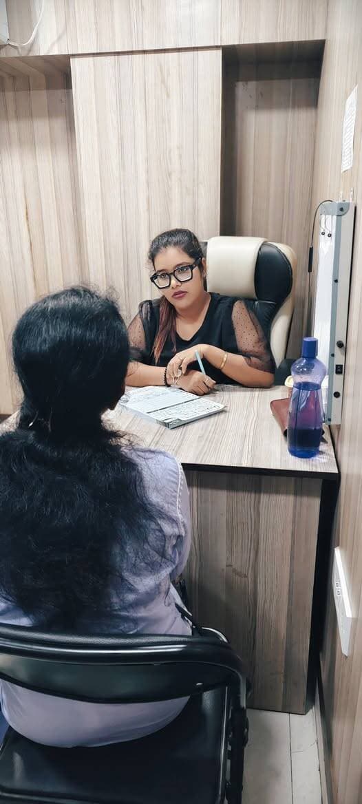 “আপনি কী খাচ্ছেন সেটা গুরুত্বপূর্ণ, কিন্তু কত দ্রুত খাচ্ছেন—সেটাও খেয়াল করুন।”
আজ দমদমের চেম্বারে অনেক সময় পেসেন্টদের একটি বিষয় জিজ্ঞেস করি—
“আপনি সাধারণত একটি খাবার কতক্ষণ ধরে খান?”
অনেকে বলেন,
“ম্যাম, খুব তাড়াতাড়ি খেয়ে নিই, সময় পাই না।”
কিন্তু তাড়াহুড়ো করে খাওয়ার অভ্যাসে অনেক সময় শরীরের পেট ভরে যাওয়ার সংকেত বুঝতে দেরি হতে পারে, ফলে প্রয়োজনের তুলনায় বেশি খেয়ে ফেলার সম্ভাবনা থাকে।
📌 আমার আজকের পুষ্টিবিদের টিপস,,,,,,,,
আজ থেকে অন্তত একটি প্রধান খাবার ধীরে, মন দিয়ে খাওয়ার চেষ্টা করুন।
📵 খাবারের সময় মোবাইলটা একটু দূরে রাখুন।
🥄 ছোট ছোট গ্রাস নিন।
👄 ভালোভাবে চিবিয়ে খান।
⏸️ মাঝেমধ্যে একটু বিরতি দিন।
🧘 খাবারের সময় নিজের শরীরের ক্ষুধা ও তৃপ্তির সংকেত লক্ষ্য করুন।
এটি কোনো কঠিন Diet Rule নয়—এটি Mindful Eating-এর একটি ছোট অভ্যাস।
আজ চেম্বারে পেসেন্টদের সঙ্গে খাবারের তালিকার পাশাপাশি এমন ছোট ছোট আচরণগত পরিবর্তন নিয়েও আলোচনা হলো।
💚 সুস্থ Nutrition শুধু প্লেটে কী আছে তা নয়—আপনি কীভাবে খাচ্ছেন, সেটাও গুরুত্বপূর্ণ।
আপনারও যদি নিজের খাদ্যাভ্যাস নিয়ে সমস্যা থাকে বা কোথা থেকে পরিবর্তন শুরু করবেন বুঝতে না পারেন, তাহলে ব্যক্তিগত Nutrition Guidance নিতে পারেন।
📩 Personalized Diet & Lifestyle Consultation-এর জন্য যোগাযোগ করতে পারেন।
— পুষ্টিবিদ চন্দ্রিমা দে
U & URS NUTRITIONIST
#NutritionTips #পুষ্টিবিদ #PatientCounselling
#Dietitian #ClinicalDietitian #Nutritionist #DietTips #HealthyFood #LifestyleModification #HealthAwareness #FitnessAndHealth