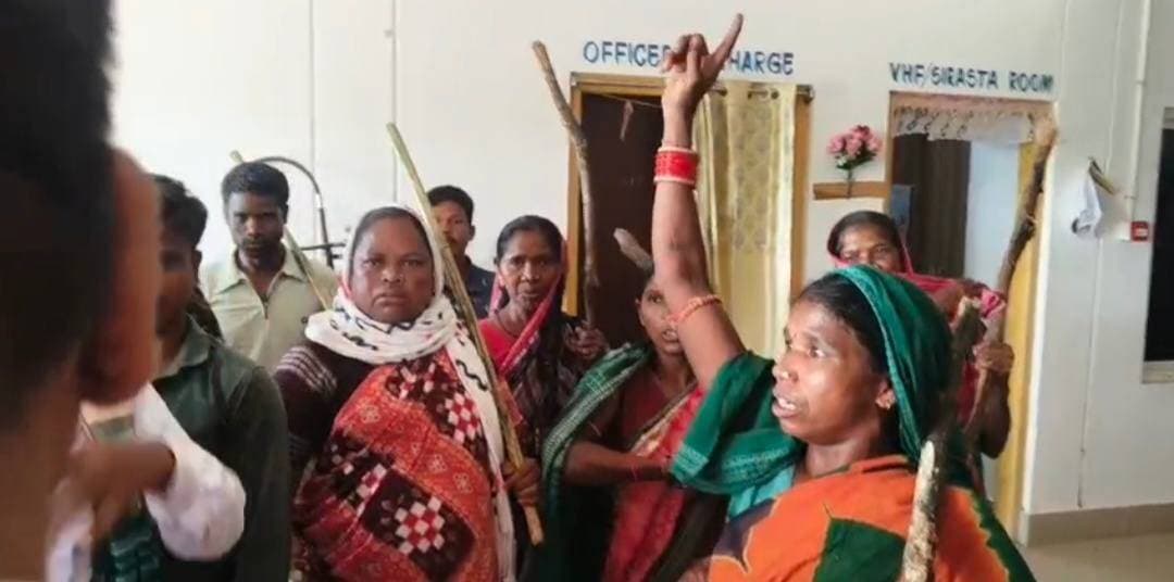 ଘଣ୍ଟାପଡା ଥାନାରେ ଶତାଧିକ ଲୋକ ପୋଲିସ କୁ ଘେରିଲେ I ଓ ଅଭିଯୁକ୍ତ କୁ ଗିରଫ ପାଇଁ କଲେ ଦାବି