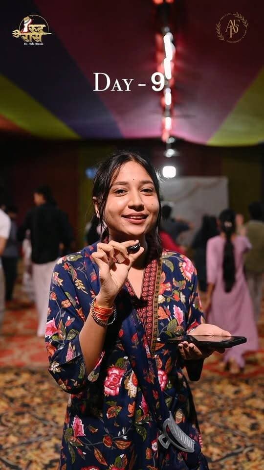 गरबा सिर्फ नृत्य नहीं, माँ की आराधना और हमारी संस्कृति से जुड़ने का माध्यम है।
आज की पीढ़ी गरबा को नए अंदाज़ में अपना रही है, लेकिन उसकी आस्था और परंपरा को साथ लेकर।
गरबा करें, संस्कृति के साथ… माँ की आराधना के लिए।🪔💫
रुद्ररास पारंपरिक गरबा महोत्सव
वीडियो को शेयर करें और यह जानकारी जन जन तक पहुंचाये
सीखिये रुद्ररास पारंपरिक गरबा महोत्सव के साथ पारंपरिक गरबा
💃 प्रैक्टिस सेशन: 10 सितम्बर – 10 अक्टूबर
⏰ बैच 1: शाम 7:00 – 8:30 बजे
⏰ बैच 2: शाम 8:30 – 10:00 बजे
🎁खास बोनस: 3-दिन के पारंपरिक गरबा महोत्सव पास बिल्कुल फ्री! 🥁✨
📞 रजिस्ट्रेशन के लिए: 75666 95280