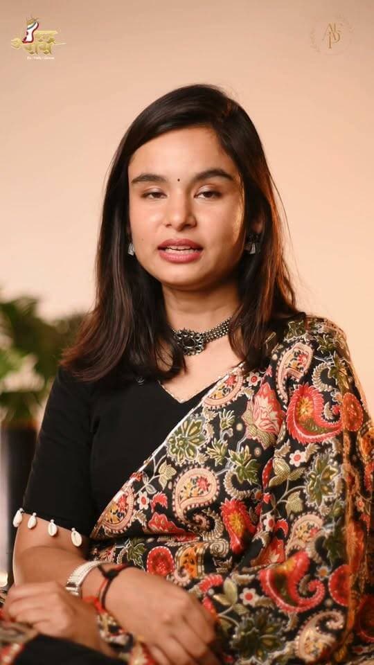 गरबा सिर्फ नृत्य नहीं, माँ की आराधना और हमारी संस्कृति से जुड़ने का माध्यम है। 🙏✨
आज की पीढ़ी गरबा को नए अंदाज़ में अपना रही है, लेकिन उसकी आस्था और परंपरा को साथ लेकर। ❤️
गरबा करें, संस्कृति के साथ… माँ की आराधना के लिए। 🪔💫
रुद्ररास पारंपरिक गरबा महोत्सव
वीडियो को शेयर करें और यह जानकारी जन जन तक पहुंचाये
सीखिये रुद्ररास पारंपरिक गरबा महोत्सव के साथ *पारंपरिक गरबा*
💃 प्रैक्टिस सेशन: 10 सितम्बर – 10 अक्टूबर
⏰ बैच 1: शाम 7:00 – 8:30 बजे
⏰ बैच 2: शाम 8:30 – 10:00 बजे
🎁*खास बोनस: 3-दिन के पारंपरिक गरबा महोत्सव पास बिल्कुल फ्री! 🥁✨*
📞 रजिस्ट्रेशन के लिए: 75666 95280