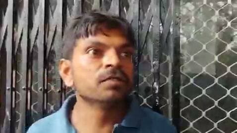 कलयुगी बेटे की हैवानियत! 85 वर्षीय बुजुर्ग पिता की बेरहमी से पिटाई का वीडियो वायरल
जमीन-जायदाद के विवाद में छोटे बेटे पर मारपीट का आरोप, गंभीर हालत में अस्पताल में भर्ती बुजुर्ग
बांदा पुलिस ने मुकदमा दर्ज कर शुरू की कार्रवाई, CCTV और वायरल वीडियो बना अहम साक्ष्य
बांदा। उत्तर प्रदेश के बांदा जनपद के कमासिन थाना क्षेत्र के ओझानगर गांव से मानवता को शर्मसार कर देने वाली घटना सामने आई है। सोशल मीडिया पर वायरल हो रहे एक सीसीटीवी वीडियो में 85 वर्षीय बुजुर्ग शंकर गुप्ता के साथ कथित तौर पर उनके ही छोटे बेटे द्वारा बेरहमी से मारपीट किए जाने का दावा किया जा रहा है। वीडियो सामने आने के बाद पूरे क्षेत्र में आक्रोश का माहौल है और बुजुर्गों की सुरक्षा को लेकर गंभीर सवाल खड़े हो गए हैं।
प्रारंभिक जानकारी के अनुसार, बुजुर्ग शंकर गुप्ता के बड़े बेटे कैलाश ने आरोप लगाया है कि जमीन-जायदाद अपने नाम कराने के विवाद को लेकर छोटे भाई कुशल गुप्ता लगातार पिता पर दबाव बना रहा था। विरोध करने पर उसने कथित रूप से अपने ही पिता के साथ लात-घूंसों और थप्पड़ों से बेरहमी से मारपीट की। आरोप है कि इससे पहले भी पुलिस से शिकायत की गई थी, लेकिन समय पर प्रभावी कार्रवाई नहीं होने से घटना गंभीर रूप ले गई।
मारपीट के बाद बुजुर्ग की तबीयत बिगड़ने पर बड़े बेटे ने उन्हें तत्काल जिला अस्पताल के ट्रॉमा सेंटर में भर्ती कराया, जहां उनका उपचार जारी है। चिकित्सकों की निगरानी में उनका इलाज चल रहा है।
घटना का सीसीटीवी वीडियो सोशल मीडिया पर वायरल होने के बाद पुलिस प्रशासन हरकत में आया। बांदा पुलिस के अनुसार, प्राप्त तहरीर के आधार पर कमासिन थाने में सुसंगत धाराओं में मुकदमा दर्ज कर लिया गया है। पुलिस वायरल वीडियो, सीसीटीवी फुटेज, चिकित्सीय परीक्षण, प्रत्यक्षदर्शियों के बयान और अन्य उपलब्ध साक्ष्यों के आधार पर निष्पक्ष जांच कर रही है। जांच में जो भी तथ्य सामने आएंगे, उनके अनुसार दोषियों के विरुद्ध कठोर वैधानिक कार्रवाई की जाएगी।
इस घटना ने एक बार फिर बुजुर्गों की सुरक्षा और पारिवारिक मूल्यों पर गंभीर बहस छेड़ दी है। विशेषज्ञों का मानना है कि संपत्ति विवादों का समाधान कानून और आपसी संवाद के माध्यम से किया जाना चाहिए, न कि हिंसा के जरिए। माता-पिता के साथ दुर्व्यवहार न केवल सामाजिक मूल्यों के विरुद्ध है बल्कि कानूनन भी दंडनीय अपराध है।
स्थानीय लोगों ने प्रशासन से मांग की है कि ऐसे मामलों में त्वरित कार्रवाई कर दोषियों के खिलाफ कड़ी कानूनी कार्रवाई सुनिश्चित की जाए ताकि भविष्य में कोई भी व्यक्ति अपने ही माता-पिता के साथ अमानवीय व्यवहार करने का साहस न कर सके।
पुलिस ने स्पष्ट किया है कि मामले की जांच निष्पक्ष ढंग से की जा रही है और किसी भी दोषी को बख्शा नहीं जाएगा। अंतिम निष्कर्ष पुलिस विवेचना और न्यायालय में प्रस्तुत साक्ष्यों के आधार पर ही सामने आएगा।
एनडी न्यूज़ की अपील
माता-पिता और बुजुर्ग हमारे परिवार और समाज की अमूल्य धरोहर हैं। उनके सम्मान, सुरक्षा और देखभाल की जिम्मेदारी प्रत्येक परिवार की है। यदि आपके आसपास किसी बुजुर्ग के साथ हिंसा, प्रताड़ना या उपेक्षा हो रही हो तो इसकी सूचना तत्काल पुलिस, प्रशासन अथवा वरिष्ठ नागरिक हेल्पलाइन को दें। संवेदनशील समाज वही है जहां बुजुर्ग सम्मान और सुरक्षा के साथ जीवन व्यतीत कर सकें।
ऐसी घटनाओं से बचने के सुझाव
माता-पिता एवं बुजुर्गों के साथ सदैव सम्मानजनक व्यवहार करें।
संपत्ति विवादों का समाधान केवल कानूनी प्रक्रिया और आपसी सहमति से करें।
बुजुर्गों के साथ हिंसा या उत्पीड़न की जानकारी तत्काल पुलिस को दें।
पारिवारिक विवादों में संवाद और मध्यस्थता को प्राथमिकता दें।
समाज के प्रत्येक व्यक्ति की जिम्मेदारी है कि वह वरिष्ठ नागरिकों की सुरक्षा और सम्मान सुनिश्चित करने में सहयोग करे।
👇👇
#NDNews #दैनिक_निष्पक्ष_धारा #Banda #Kamasin #BandaPolice #SeniorCitizen #ElderAbuse #CrimeNews #JusticeForElders #DomesticViolence #UttarPradesh #UPPolice #ADGZonPrayagraj
👇👇
@BandaPolice
@Uppolice
@dgpup
@ADGZonPrayagraj
@CMOfficeUP
@myogiadityanath
@InfoDeptUP
@112UttarPradesh
@ChiefSecyUP
@UPGovt
---
🟥 ND NEWS | दैनिक निष्पक्ष धारा
मुख्य संपादक / संस्थापक: राजन सिंह हाड़ा
सह-संपादक: शालिनी सिंह भदौरिया
✒️ रिपोर्ट : जिला ब्यूरो, बांदा
📍 कार्यालय-3: U158, हीरा स्वीट्स के पास, विकास मार्ग, लक्ष्मी नगर, पूर्वी दिल्ली, पिन कोड – (110092) (NCR)
📍 कार्यालय-2: विधानसभा रोड, बर्लिंगटन चौराहा, लखनऊ (226001) (UP)
📍 कार्यालय-1: 1/1 अटल बिहारी चौराहा, नियर बर्मा चौराहा, फतेहपुर (212601) (UP)
📅 दिनांक: 20 सितंबर 2026
📆 दिन: रविवार
📧 Email: ndnewschannel@gmail.com
📞 मोबाइल: 9696119696
डिस्क्लेमर: यह समाचार उपलब्ध प्रारंभिक जानकारी, वायरल वीडियो, शिकायत और पुलिस द्वारा जारी सूचना के आधार पर तैयार किया गया है। समाचार में लगाए गए आरोप संबंधित पक्षों के दावे हैं। मामले की अंतिम पुष्टि पुलिस विवेचना और न्यायिक प्रक्रिया पूरी होने के बाद ही मानी जाएगी।