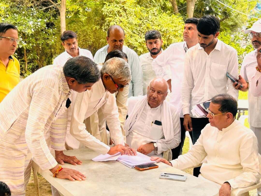 खुले दरबार में मंत्री राजेश नागर ने अधिकांश समस्याओं का मौके पर ही किया समाधान
फरीदाबाद A2z न्यूज़ update, आप की आवाज़ हरियाणा सरकार में मंत्री राजेश नागर के निवास पर रविवार को साप्ताहिक खुले दरबार का आयोजन किया गया। इस दौरान क्षेत्र के विभिन्न हिस्सों से लोग अपनी स्थानीय समस्याएं और शिकायतें लेकर पहुंचे। मंत्री ने लोगों की समस्याओं को गंभीरता से सुना और संबंधित अधिकारियों एवं विभागों को आवश्यक दिशा-निर्देश देते हुए अधिकांश समस्याओं का मौके पर ही समाधान कराया। कुछ मामलों में संबंधित विभागों को शीघ्र कार्रवाई करने के निर्देश दिए गए।
खुले दरबार में बड़ी संख्या में ऐसे लोग भी पहुंचे, जिन्होंने पहले बताई गई अपनी समस्याओं के समाधान के लिए मंत्री राजेश नागर का धन्यवाद किया। लोगों ने कहा कि नियमित रूप से आयोजित होने वाले खुले दरबार के कारण उन्हें अपनी समस्याएं सीधे मंत्री के समक्ष रखने का अवसर मिलता है।
मंत्री राजेश नागर ने कहा कि उनके निवास पर प्रत्येक रविवार को खुले दरबार का आयोजन किया जाता है। इसमें क्षेत्र के लोग अपनी समस्याएं लेकर आते हैं और उनका प्रयास रहता है कि संबंधित समस्याओं का यथाशीघ्र समाधान कराया जाए। उन्होंने कहा कि जनप्रतिनिधि के रूप में जनता की समस्याओं को सुनना और उनका समाधान सुनिश्चित करना उनकी प्राथमिक जिम्मेदारी है।
मंत्री राजेश नागर ने कहा कि प्रधानमंत्री नरेंद्र मोदी उनके प्रेरणा स्रोत हैं। प्रधानमंत्री के सार्वजनिक नेतृत्व के 25 वर्ष पूरे होने के अवसर पर देशभर में विभिन्न प्रकार के कार्यक्रम आयोजित किए जा रहे हैं, जिनमें समाज के सभी वर्गों की भागीदारी देखने को मिल रही है। उन्होंने कहा कि प्रधानमंत्री के नेतृत्व में देश विकास और आत्मनिर्भरता की दिशा में निरंतर आगे बढ़ रहा है।
मंत्री ने कहा कि उन्होंने अपना जीवन जनसेवा के लिए समर्पित किया है। भाजपा के नेतृत्व में केंद्र और प्रदेश सरकार मिलकर विकसित भारत के संकल्प को साकार करने की दिशा में कार्य कर रही हैं। विकास की इस यात्रा में जनता की भागीदारी सबसे महत्वपूर्ण है और सरकार का प्रयास है कि विकास योजनाओं का लाभ समाज के अंतिम व्यक्ति तक पहुंचे।
MLA Rajesh Nagar