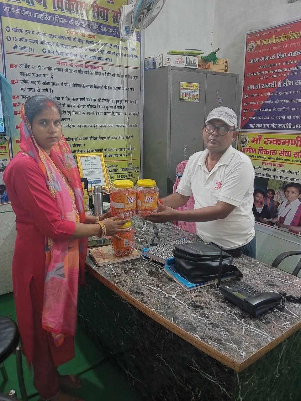 बच्चों के लिए ले जाती कभी टाॅफी तो कभी बिस्कुट सहित अन्य साम्रगी...आप भी इच्छुक हैं तो कार्यालय आकर संपर्क करें और अपने दरवाजे पर ग्रामीण प्राथमिक शिक्षा केंद्र का शुभारंभ करें..धन्यवाद