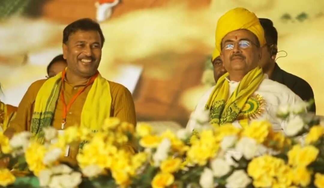 पश्चिम बंगाल के पुरुलिया स्थित कोड़ाडीह मैदान में रविवार को कुड़मी समाज का ‘करम परबतीया महा जड़ूआही’ आयोजित हुआ। कार्यक्रम में पश्चिम बंगाल, झारखंड और ओडिशा के विभिन्न क्षेत्रों से बड़ी संख्या में लोग शामिल हुए।
महाजुटान को संबोधित करते हुए झारखंड के पूर्व उप मुख्यमंत्री एवं आजसू पार्टी के केंद्रीय अध्यक्ष सुदेश कुमार महतो ने कहा कि समाज की एकता ही हमारी सबसे बड़ी ताकत है।
उन्होंने शिक्षा, आर्थिक विकास, सामाजिक जागरूकता और राजनीतिक भागीदारी बढ़ाने पर जोर दिया। साथ ही युवाओं से सामाजिक जिम्मेदारियों और नेतृत्व की भूमिका में आगे आने की अपील की।
सुदेश महतो ने कहा कि कुड़मी समाज की भाषा, संस्कृति, परंपरा और पहचान को संरक्षित रखना जरूरी है। उन्होंने यह भी कहा कि समाज की पहचान, भाषा और अधिकारों से जुड़े मुद्दे केंद्र सरकार के समक्ष रखे गए हैं।
सामाजिक समरसता पर जोर देते हुए उन्होंने एसटी, एससी, ओबीसी और अन्य सभी समुदायों के साथ सम्मान, सहयोग और भाईचारा मजबूत करने की बात कही।
कार्यक्रम में तीन राज्यों से पहुंचे लोगों की बड़ी भागीदारी देखने को मिली। पारंपरिक सांस्कृतिक गतिविधियों के बीच महाजुटान में सामाजिक एकता और सांस्कृतिक विरासत को मजबूत करने का संदेश दिया गया।
#KurmiSamaj #SudeshMahto #PuruliaNews #KaramParab #KurmiMahajutaan #JharkhandNews #WestBengalNews #OdishaNews #AJSU #Jharkhand #SocialUnity #KaramFestival #LoktantraBharat