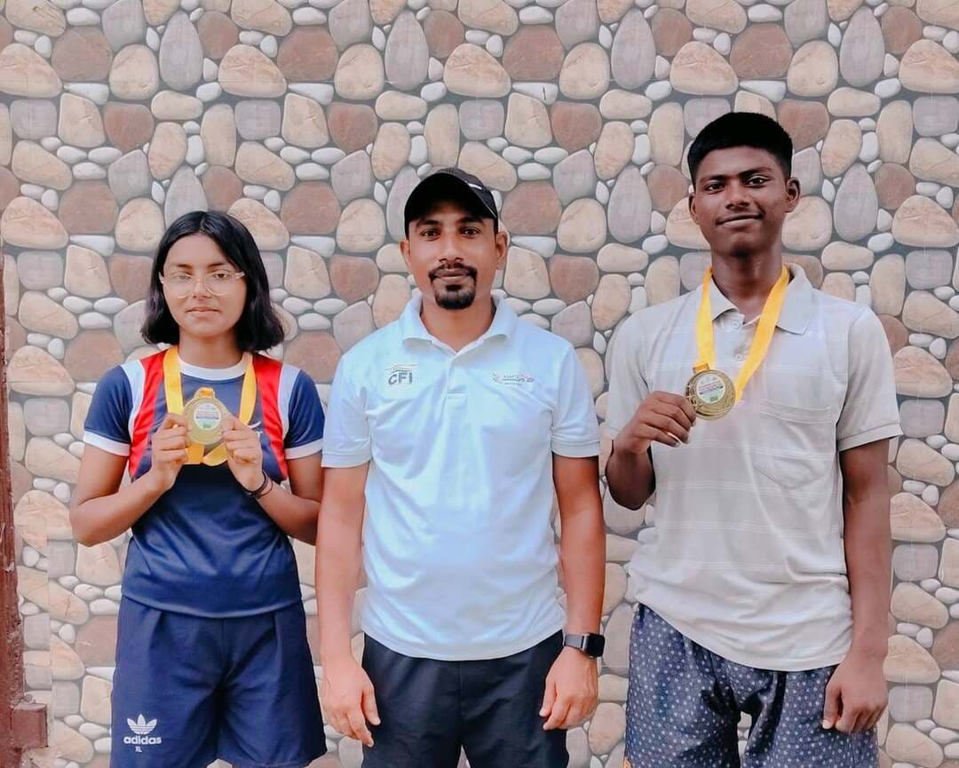 राज्य स्तरीय रोड साइकिलिंग में गढ़वा के रेखा और आशीष ने जीते स्वर्ण पदक
गढ़वा, 20 सितंबर। धनबाद में 17 और 18 सितंबर को आयोजित 13वीं झारखंड राज्य स्तरीय रोड साइकिलिंग प्रतियोगिता-2026 में गढ़वा के खिलाड़ियों ने दो स्वर्ण पदक हासिल किए। रेखा कुमारी और आशीष कुमार ने अपनी-अपनी स्पर्धाओं में प्रथम स्थान प्राप्त कर जिले का नाम रोशन किया।
गर्ल्स वर्ग की 5 किलोमीटर स्पर्धा में रेखा कुमारी ने स्वर्ण पदक जीता। वहीं सब-जूनियर वर्ग की 10 किलोमीटर स्पर्धा में आशीष कुमार ने पहला स्थान हासिल करते हुए स्वर्ण पदक अपने नाम किया।
गढ़वा जिला साइकिलिंग संघ के अनुसार, राज्य स्तरीय प्रतियोगिता में जिले के साइकिलिस्टों का यह प्रदर्शन महत्वपूर्ण उपलब्धि है। दोनों खिलाड़ियों की सफलता पर पूर्व मंत्री मिथिलेश कुमार ठाकुर समेत जिला साइकिलिंग संघ, जिला ओलंपिक संघ और विभिन्न खेल संघों के पदाधिकारियों ने बधाई दी।
बधाई देने वालों में शैलेंद्र पाठक, अनिल पांडे, अरविंद दुबे, ओमप्रकाश गुप्ता, राकेश पाल, अनिता दत्त, रेखा चौबे, उदय नारायण तिवारी, आलोक मिश्रा, राघवेंद्र नारायण सिंह, ओमप्रकाश तिवारी, रामप्रवेश तिवारी, सुशील तिवारी, नितिन तिवारी, अजयकांत, किशोर कुणाल, दीपक कुमार, चंद्र बहादुर सिंह, सत्येंद्र यादव, धर्मेंद्र पाल, अरविंद कुमार, जगन्नाथ राम, मनोज संसाई, कौशलेश तिवारी, प्रभात तिवारी और रमाशंकर सिंह सहित अन्य लोग शामिल हैं।