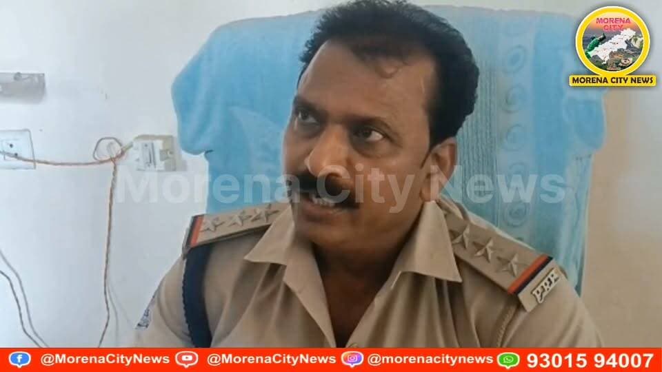नाकाबंदी देख भागे खण्डा-पत्थर से भरे ट्रैक्टर, गांव में घेराबंदी कर 4 ट्रैक्टर-ट्रॉलियां पकड़ीं
मुरैना में खण्डा-पत्थर के अवैध परिवहन पर सिविल लाइन पुलिस ने कार्रवाई की है। छौंदा टोल नाके के पास नाकाबंदी देख ट्रैक्टर चालक गांव की ओर भागने लगे। पुलिस ने पीछा कर घेराबंदी की और खण्डा-पत्थर से भरी 4 ट्रैक्टर-ट्रॉलियां पकड़ लीं। कार्रवाई के दौरान 2 चालक मौके से फरार हो गए। पुलिस अब पकड़े गए वाहनों के दस्तावेजों और खण्डा-पत्थर के परिवहन से जुड़े तथ्यों की जांच कर रही है।
#morena #मुरैना #पुलिस