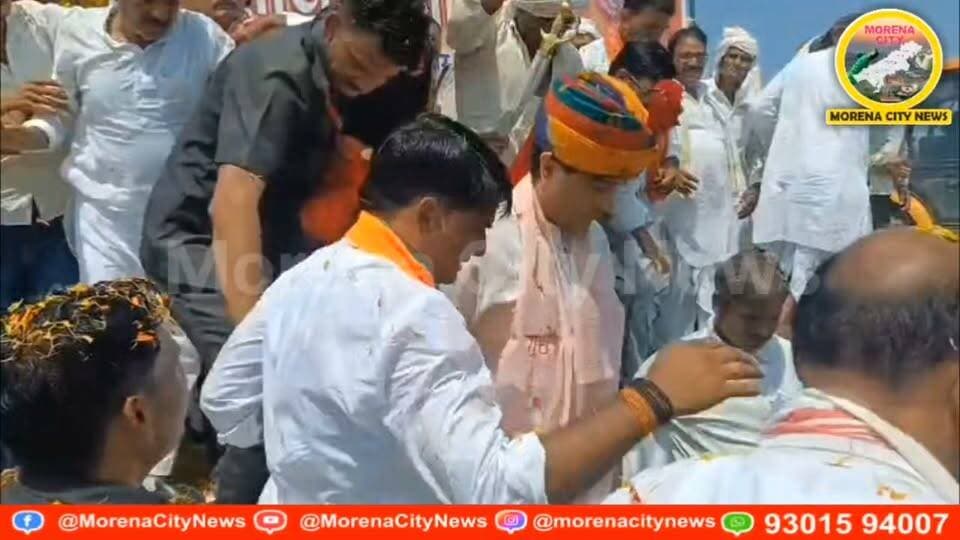 मुरैना में केंद्रीय मंत्री ज्योतिरादित्य सिंधिया का जोरदार अंदाज में स्वागत किया गया।
नूराबाद के पुराने पुल के पास कार्यकर्ताओं ने जेसीबी से पुष्प वर्षा कर सिंधिया का स्वागत किया।
इस दौरान कार्यकर्ताओं ने उन्हें शक्ति और शौर्य का प्रतीक तलवार भी भेंट की।
सिंधिया मुरैना के कोतवाल गांव में वाटर प्लांट का निरीक्षण करने पहुंचे थे।
#मुरैना #morena