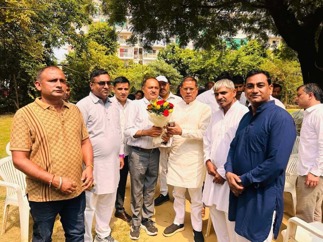खुले दरबार में मंत्री राजेश नागर ने अधिकांश समस्याओं का मौके पर ही किया समाधान
Aonenews अरविन्द बक्शी
फरीदाबाद। हरियाणा सरकार में मंत्री राजेश नागर के निवास पर रविवार को साप्ताहिक खुले दरबार का आयोजन किया गया। इस दौरान क्षेत्र के विभिन्न हिस्सों से लोग अपनी स्थानीय समस्याएं और शिकायतें लेकर पहुंचे। मंत्री ने लोगों की समस्याओं को गंभीरता से सुना और संबंधित अधिकारियों एवं विभागों को आवश्यक दिशा-निर्देश देते हुए अधिकांश समस्याओं का मौके पर ही समाधान कराया। कुछ मामलों में संबंधित विभागों को शीघ्र कार्रवाई करने के निर्देश दिए गए।
खुले दरबार में बड़ी संख्या में ऐसे लोग भी पहुंचे, जिन्होंने पहले बताई गई अपनी समस्याओं के समाधान के लिए मंत्री राजेश नागर का धन्यवाद किया। लोगों ने कहा कि नियमित रूप से आयोजित होने वाले खुले दरबार के कारण उन्हें अपनी समस्याएं सीधे मंत्री के समक्ष रखने का अवसर मिलता है।
मंत्री राजेश नागर ने कहा कि उनके निवास पर प्रत्येक रविवार को खुले दरबार का आयोजन किया जाता है। इसमें क्षेत्र के लोग अपनी समस्याएं लेकर आते हैं और उनका प्रयास रहता है कि संबंधित समस्याओं का यथाशीघ्र समाधान कराया जाए। उन्होंने कहा कि जनप्रतिनिधि के रूप में जनता की समस्याओं को सुनना और उनका समाधान सुनिश्चित करना उनकी प्राथमिक जिम्मेदारी है।
मंत्री राजेश नागर ने कहा कि प्रधानमंत्री नरेंद्र मोदी उनके प्रेरणा स्रोत हैं। प्रधानमंत्री के सार्वजनिक नेतृत्व के 25 वर्ष पूरे होने के अवसर पर देशभर में विभिन्न प्रकार के कार्यक्रम आयोजित किए जा रहे हैं, जिनमें समाज के सभी वर्गों की भागीदारी देखने को मिल रही है। उन्होंने कहा कि प्रधानमंत्री के नेतृत्व में देश विकास और आत्मनिर्भरता की दिशा में निरंतर आगे बढ़ रहा है।
मंत्री ने कहा कि उन्होंने अपना जीवन जनसेवा के लिए समर्पित किया है। भाजपा के नेतृत्व में केंद्र और प्रदेश सरकार मिलकर विकसित भारत के संकल्प को साकार करने की दिशा में कार्य कर रही हैं। विकास की इस यात्रा में जनता की भागीदारी सबसे महत्वपूर्ण है और सरकार का प्रयास है कि विकास योजनाओं का लाभ समाज के अंतिम व्यक्ति तक पहुंचे।