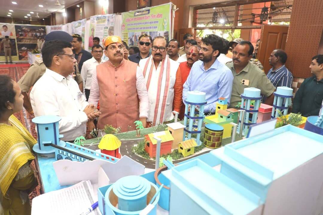 मुख्यमंत्री डॉ.मोहन यादव ने सेवा संकल्प अभियान अंतर्गत प्रदर्शनी का किया अवलोकन
विद्यार्थियों को मिली ई स्कूटी,चित्रकला और स्थानीय उत्पादों की सराहना की
नीमच, 20 सितंबर 2026। मुख्यमंत्री डॉ. मोहन यादव ने नीमच प्रवास के दौरान अग्रोहा भवन में सेवा संकल्प अभियान अंतर्गत अभिनंदन कार्यक्रम में विभिन्न विभागों द्वारा लगाई गई प्रदर्शनी का अवलोकन किया। उन्होंने विभिन्न योजनाओं, विद्यार्थियों की रचनात्मक प्रतिभा और स्थानीय उत्पादों की जानकारी ली तथा नवाचारों की सराहना की।
मुख्यमंत्री ने सर्वप्रथम गांधी सागर समूह जल प्रदाय योजना-2 का अवलोकन कर योजना की प्रगति की जानकारी ली। इसके बाद मुख्यमंत्री ई-स्कूटी योजना के अंतर्गत विद्यार्थियों को प्रदान की गई स्कूटियों का अवलोकन किया और विद्यार्थियों की सराहना की।
उन्होंने सेवा संकल्प अभियान अंतर्गत ‘मेरे सपनों का भारत’ विषय पर विद्यार्थियों द्वारा बनाई गई चित्रकला एवं चित्रों की प्रदर्शनी देखी। बच्चों की रचनात्मकता और सुंदर चित्रों की मुख्यमंत्री ने प्रशंसा की।
मुख्यमंत्री ने ‘आशीर्वाद का दिया’ कार्यक्रम से संबंधित प्रदर्शनी का भी अवलोकन किया। उल्लेखनीय है कि 17 सितंबर को किलेश्वर महादेव मंदिर परिसर में आयोजित कार्यक्रम में 50 हजार दीप प्रज्ज्वलित किए गए थे।
इसके बाद उन्होंने पुलिस विभाग की ‘जीवन संजीवनी अभियान’, ‘नशे से दूरी है जरूरी’ एवं साइबर अपराध जागरूकता संबंधी प्रदर्शनी का अवलोकन किया। मुख्यमंत्री ने नशामुक्ति और साइबर अपराधों से बचाव के लिए किए जा रहे जन-जागरूकता प्रयासों की जानकारी ली।
मुख्यमंत्री ने कृषि एवं उद्यानिकी विभाग की प्रदर्शनी का अवलोकन करते हुए स्थानीय उत्पादों की जानकारी ली। उन्होंने बंबू फार्म द्वारा बाँस से तैयार किए जा रहे ब्रश, कंघी, बाँसुरी सहित अन्य उत्पादों की सराहना की। साथ ही जैविक कृषक श्री भागीरथ नागदा द्वारा जैविक पद्धति से तैयार किए जा रहे उत्पादों की भी जानकारी ली और उनके प्रयासों की प्रशंसा की।
इस अवसर पर विधायक नीमच श्री दिलीप सिंह परिहार, विधायक मनासा अनिरुद्ध माधव मारू,जिला पंचायत अध्यक्ष श्री सज्जन सिंह चौहान,आयुक्त उज्जैन संभाग आशीष सिंह, नगर पालिका अध्यक्ष स्वाति चोपड़ा,कलेक्टर श्री हिमांशु चंद्रा, पुलिस अधीक्षक श्री राजेश व्यास,वंदना खंडेलवाल सहित जनप्रतिनिधि,अधिकारी एवं अन्य गणमान्यजन उपस्थित रहे।
CM Madhya Pradesh
Dr Mohan Yadav
Jansampark Madhya Pradesh
#CMMadhyaPradesh #Neemuch #नीमच #सेवा_संकल्प_अभियान #मेरे_सपनों_का_भारत